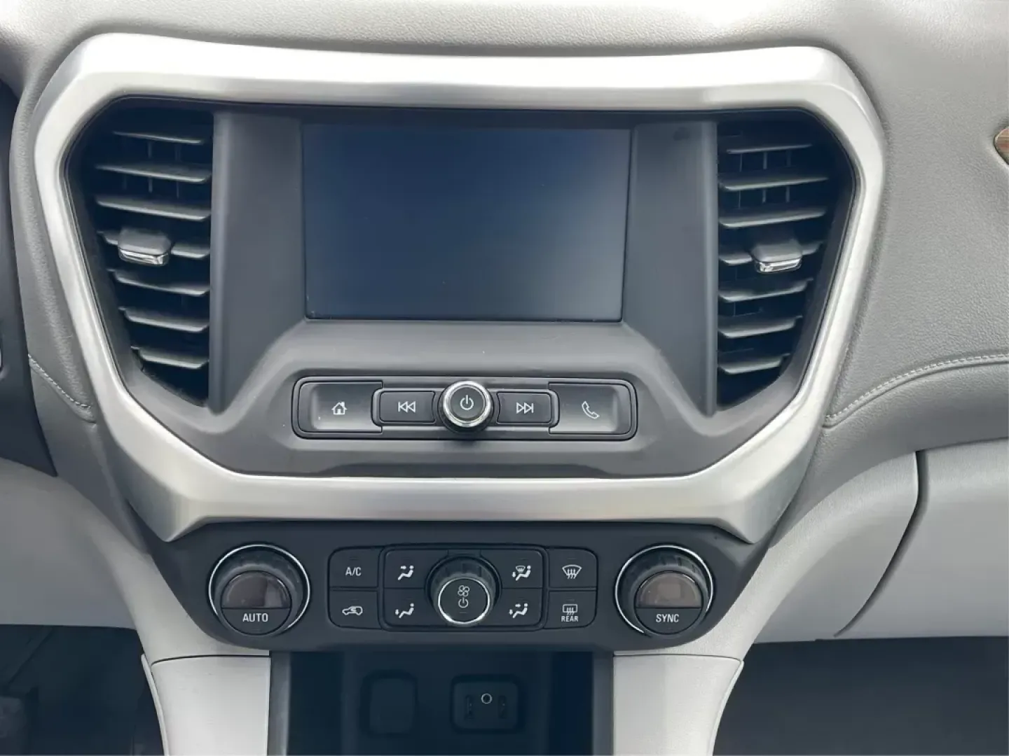 2017 GMC Acadia SLE-1 (1GKKNKLA5HZ) with an 2.5L I-4 gasoline direct injection engine, located at 1230 East Main St, Xenia, OH, 45385, (937) 908-9800, 39.688026, -83.910172 - Third Row - Photo#11