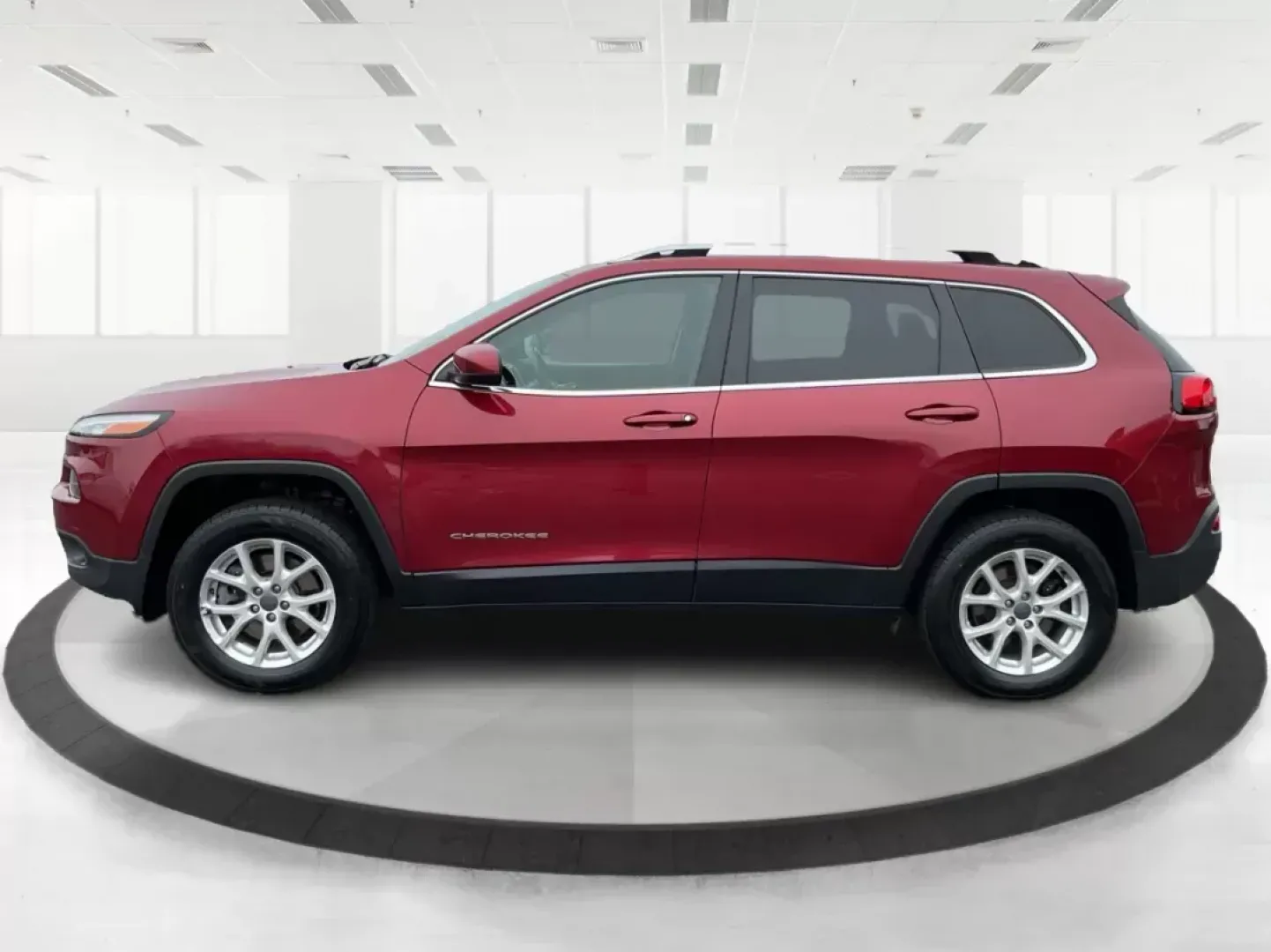 2017 Jeep Cherokee Latitude 4x4 (1C4PJMCB8HW) with an Pentastar 3.2L V-6 DOHC engine, located at 1099 N County Rd 25A , Troy, OH, 45373, (937) 908-9800, 40.057079, -84.212883 - 2017 Jeep Cherokee Latitude 4x4 - Photo#5