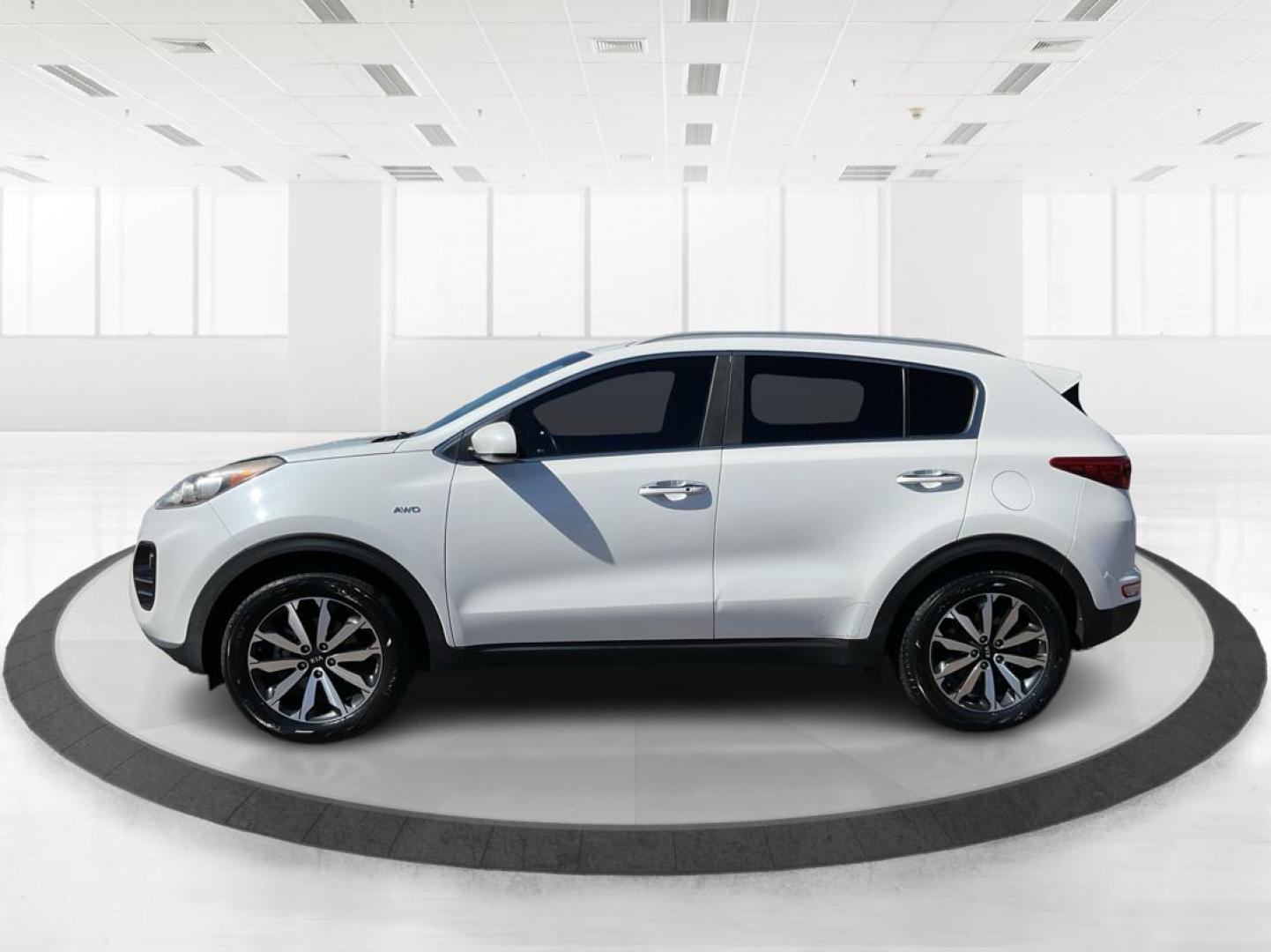2017 Kia Sportage EX (KNDPNCAC0H7) with an Theta II 2.4L I-4 gasoline direct injection engine, located at 1184 Kauffman Ave, Fairborn, OH, 45324, (937) 908-9800, 39.807072, -84.030914 - 2017 Kia Sportage EX - Photo#4