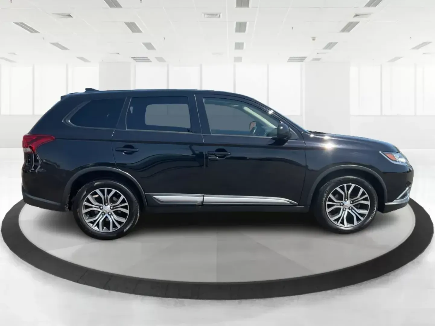 2017 Mitsubishi Outlander ES (JA4AD2A34HZ) with an 2.4L I-4 variable valve control engine, located at 1230 East Main St, Xenia, OH, 45385, (937) 908-9800, 39.688026, -83.910172 - **Discover the Perfect Family SUV: 2017 Mitsubishi Outlander ES at Advantage Car and Credit!**<br /> <br /> Are you on the hunt for a reliable family SUV that effortlessly adapts to your lifestyle? Look no further than the 2017 Mitsubishi Outlander ES at Advantage Car and Credit in Fairborn, OH. Thi - Photo#1