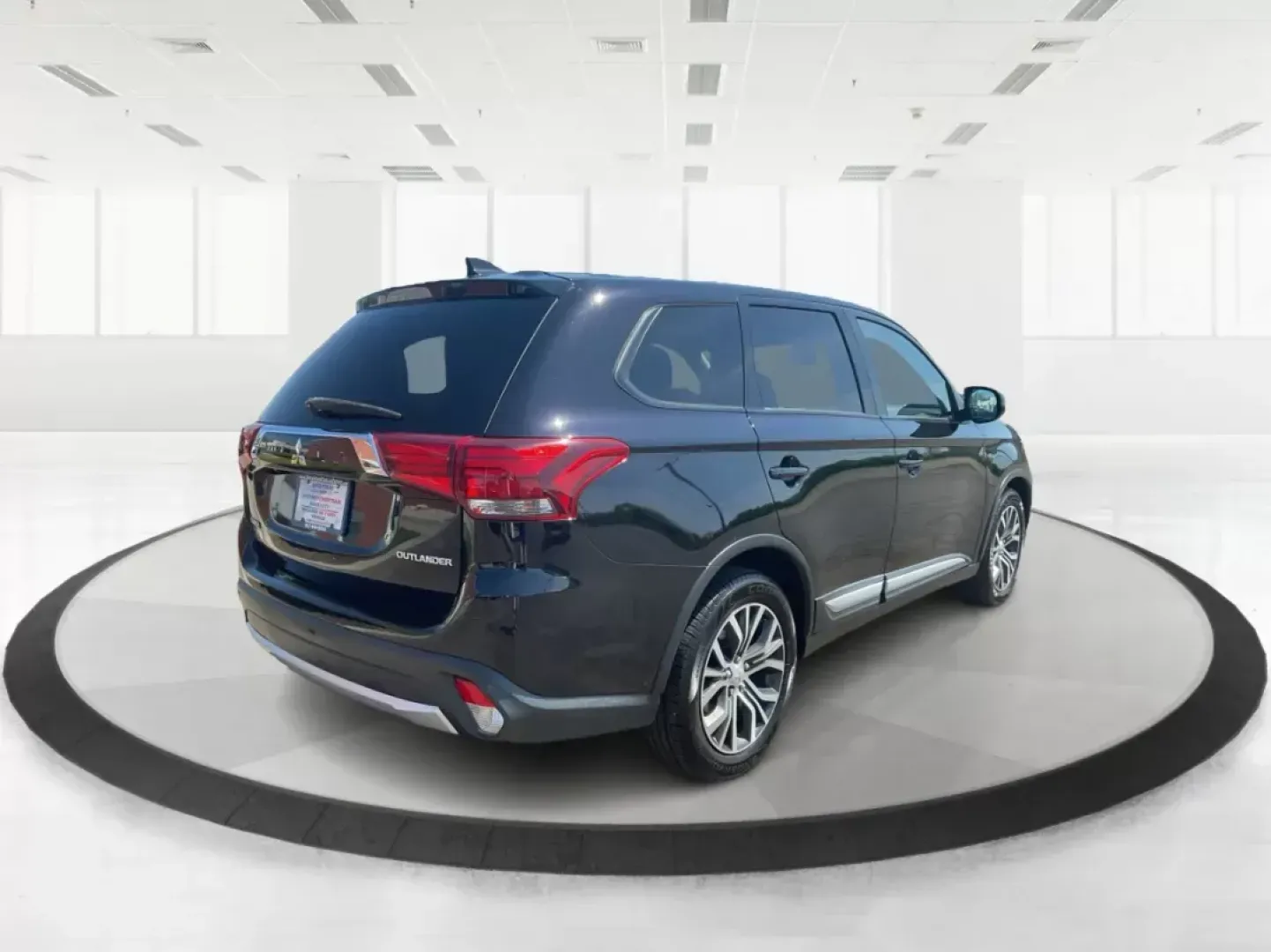 2017 Mitsubishi Outlander ES (JA4AD2A34HZ) with an 2.4L I-4 variable valve control engine, located at 1230 East Main St, Xenia, OH, 45385, (937) 908-9800, 39.688026, -83.910172 - **Discover the Perfect Family SUV: 2017 Mitsubishi Outlander ES at Advantage Car and Credit!**<br /> <br /> Are you on the hunt for a reliable family SUV that effortlessly adapts to your lifestyle? Look no further than the 2017 Mitsubishi Outlander ES at Advantage Car and Credit in Fairborn, OH. Thi - Photo#2