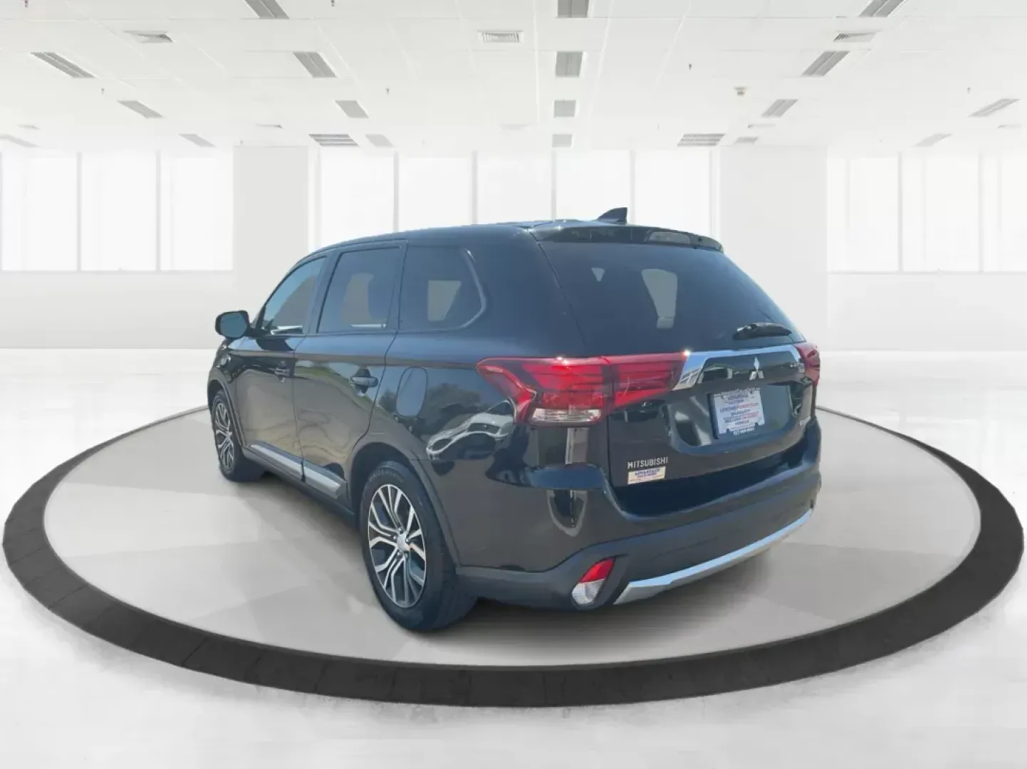 2017 Mitsubishi Outlander ES (JA4AD2A34HZ) with an 2.4L I-4 variable valve control engine, located at 1230 East Main St, Xenia, OH, 45385, (937) 908-9800, 39.688026, -83.910172 - **Discover the Perfect Family SUV: 2017 Mitsubishi Outlander ES at Advantage Car and Credit!**<br /> <br /> Are you on the hunt for a reliable family SUV that effortlessly adapts to your lifestyle? Look no further than the 2017 Mitsubishi Outlander ES at Advantage Car and Credit in Fairborn, OH. Thi - Photo#4