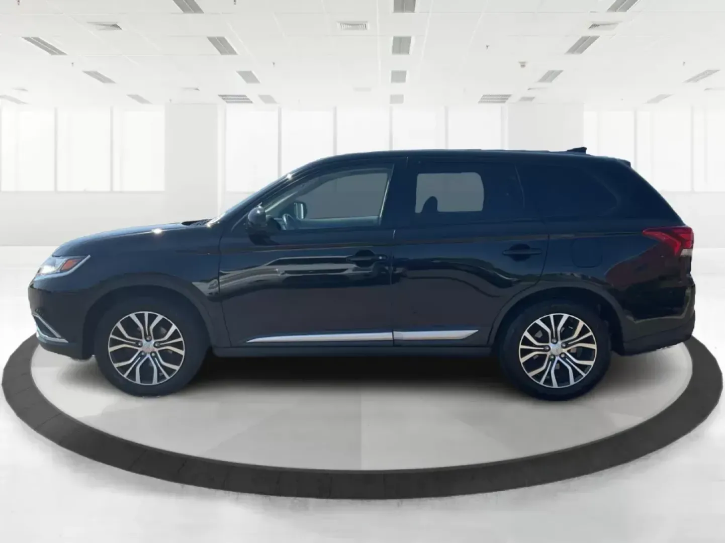 2017 Mitsubishi Outlander ES (JA4AD2A34HZ) with an 2.4L I-4 variable valve control engine, located at 1230 East Main St, Xenia, OH, 45385, (937) 908-9800, 39.688026, -83.910172 - **Discover the Perfect Family SUV: 2017 Mitsubishi Outlander ES at Advantage Car and Credit!**<br /> <br /> Are you on the hunt for a reliable family SUV that effortlessly adapts to your lifestyle? Look no further than the 2017 Mitsubishi Outlander ES at Advantage Car and Credit in Fairborn, OH. Thi - Photo#5
