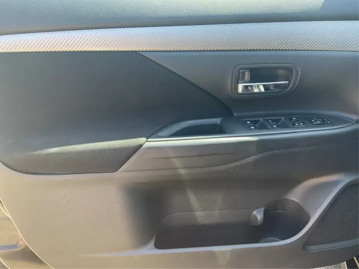 2017 Mitsubishi Outlander ES (JA4AD2A34HZ) with an 2.4L I-4 variable valve control engine, located at 1230 East Main St, Xenia, OH, 45385, (937) 908-9800, 39.688026, -83.910172 - **Discover the Perfect Family SUV: 2017 Mitsubishi Outlander ES at Advantage Car and Credit!**<br /> <br /> Are you on the hunt for a reliable family SUV that effortlessly adapts to your lifestyle? Look no further than the 2017 Mitsubishi Outlander ES at Advantage Car and Credit in Fairborn, OH. Thi - Photo#16
