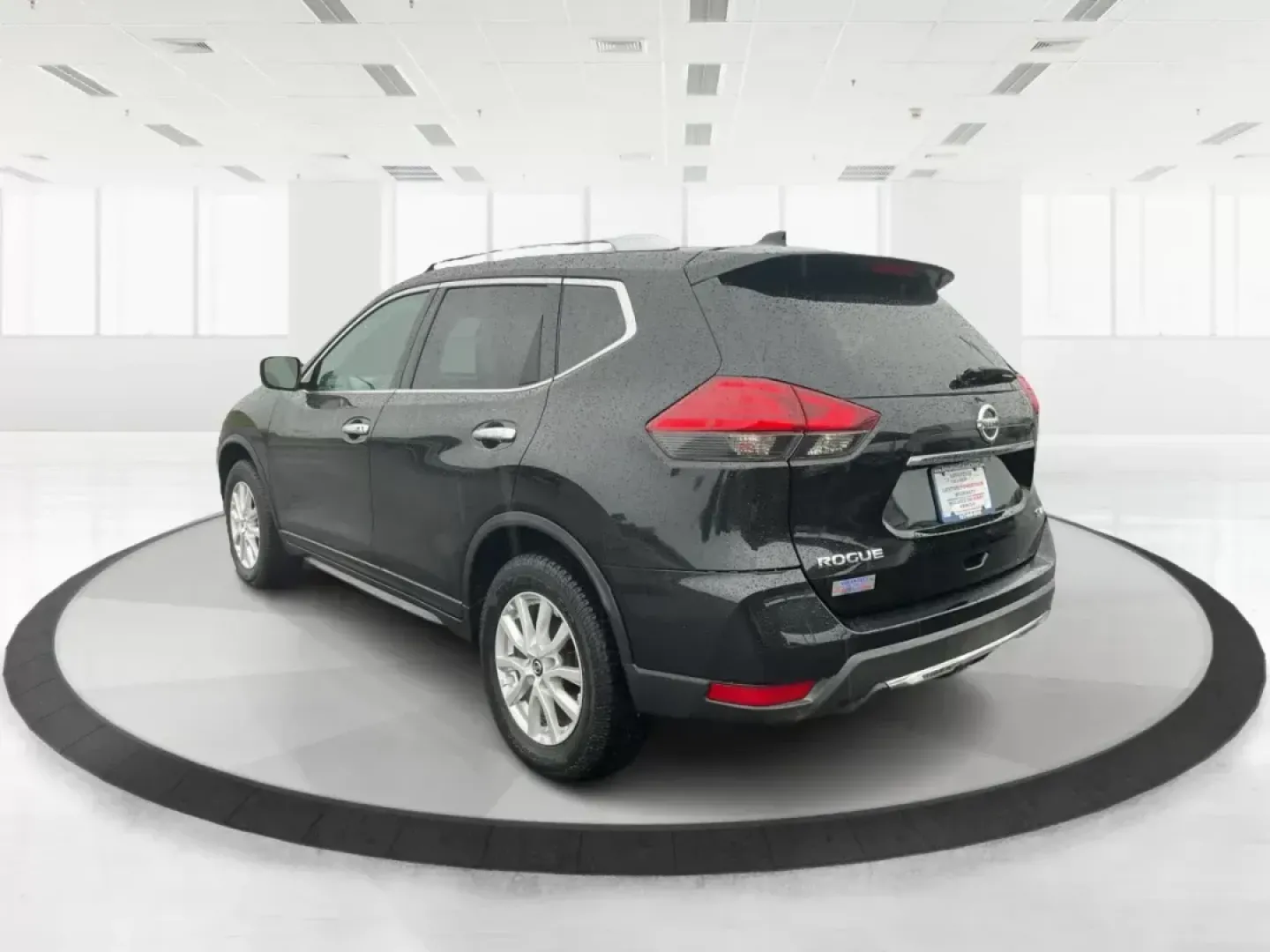 2017 Nissan Rogue SV (KNMAT2MV7HP) with an 2.5L I-4 DOHC engine, located at 8750 N County Rd 25A, Piqua, OH, 45356, (937) 908-9800, 40.164391, -84.232513 - 2017 Nissan Rogue SV - Photo#5
