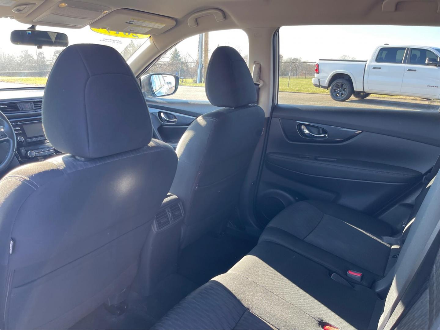 2017 Nissan Rogue SV AWD (KNMAT2MV1HP) with an 2.5L L4 DOHC 16V engine, Continuously Variable Transmission transmission, located at 1230 East Main St, Xenia, OH, 45385, (937) 908-9800, 39.688026, -83.910172 - 2017 Nissan Rogue SV AWD - Photo#9