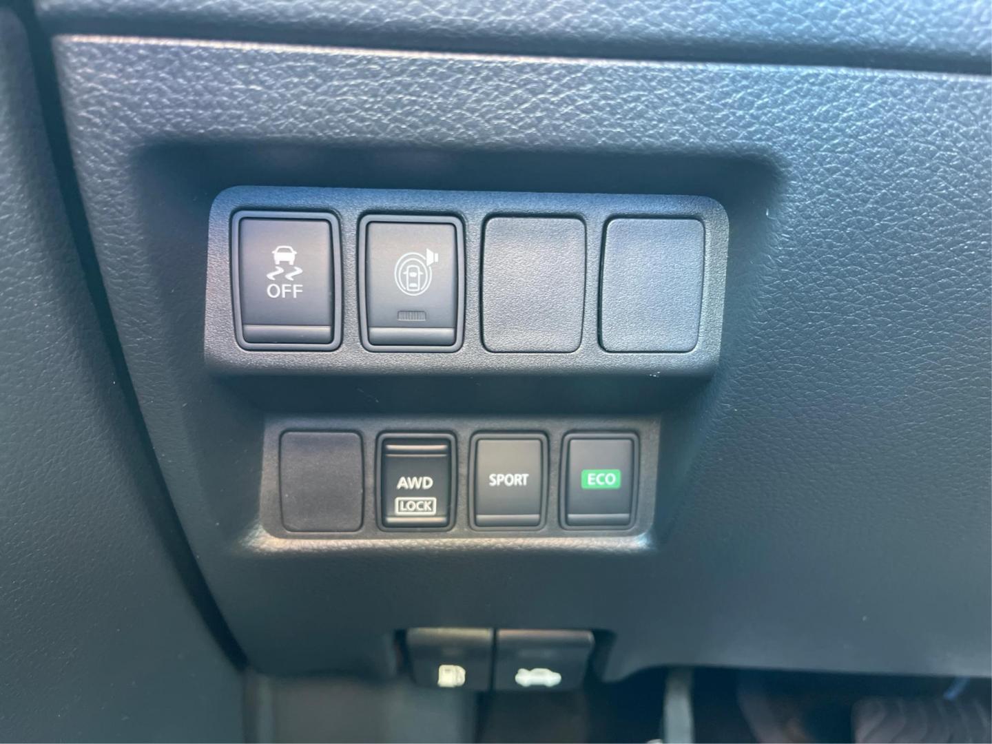 2017 Nissan Rogue SV AWD (KNMAT2MV1HP) with an 2.5L L4 DOHC 16V engine, Continuously Variable Transmission transmission, located at 1230 East Main St, Xenia, OH, 45385, (937) 908-9800, 39.688026, -83.910172 - 2017 Nissan Rogue SV AWD - Photo#16