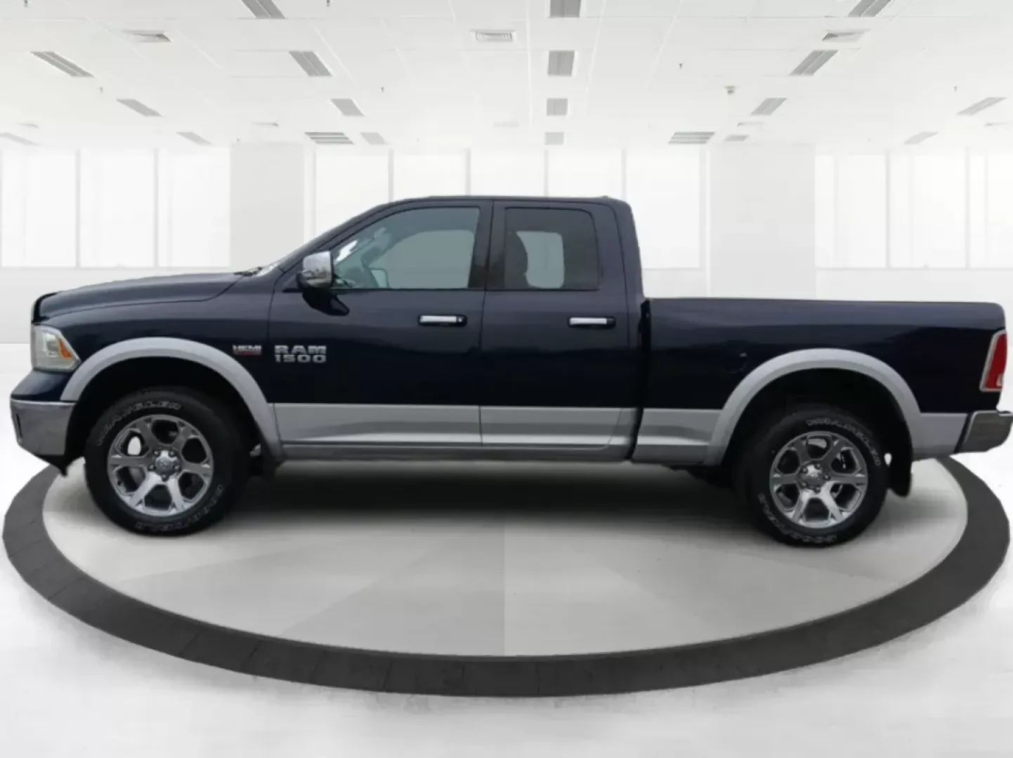 2017 Ram 1500 Laramie Quad Cab 4WD (1C6RR7JT1HS) with an 5.7L V8 OHV 16V engine, 8-Speed Automatic transmission, located at 1184 Kauffman Ave, Fairborn, OH, 45324, (937) 908-9800, 39.807072, -84.030914 - 2017 Ram 1500 Laramie Quad Cab 4WD - Photo#6