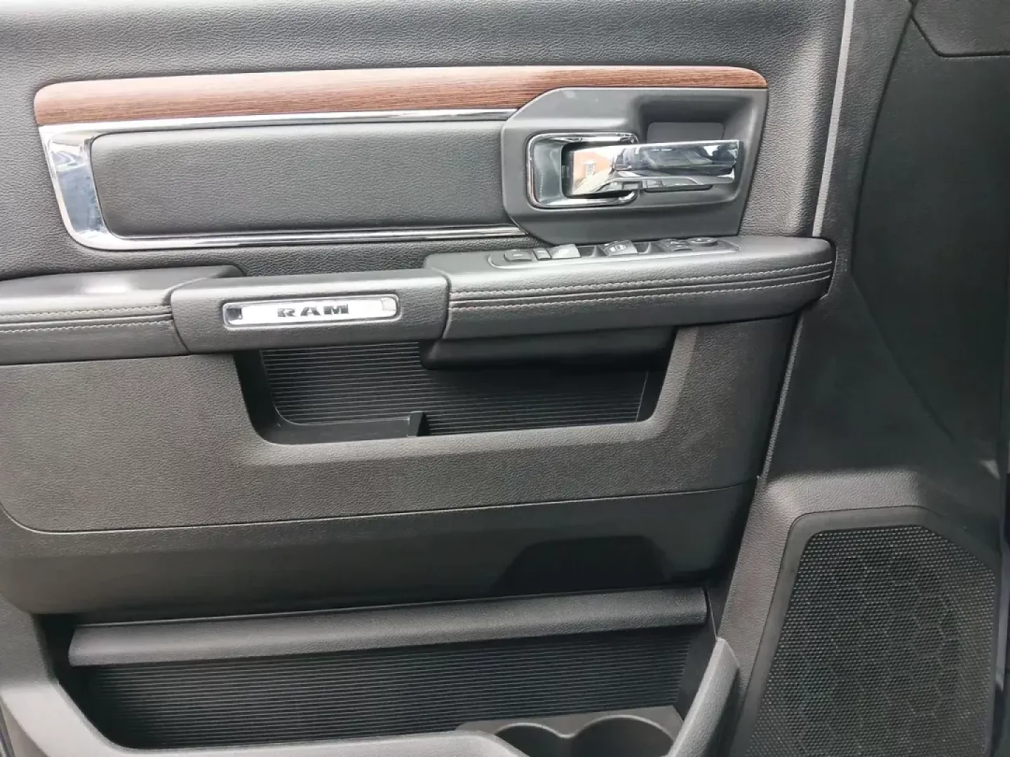 2017 Ram 1500 Laramie Quad Cab 4WD (1C6RR7JT1HS) with an 5.7L V8 OHV 16V engine, 8-Speed Automatic transmission, located at 1184 Kauffman Ave, Fairborn, OH, 45324, (937) 908-9800, 39.807072, -84.030914 - 2017 Ram 1500 Laramie Quad Cab 4WD - Photo#18