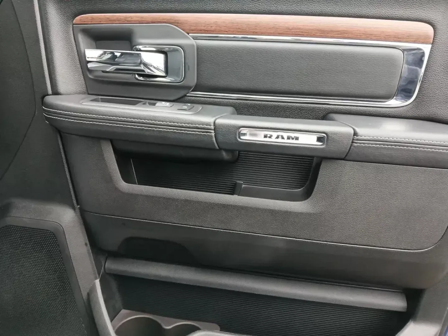 2017 Ram 1500 Laramie Quad Cab 4WD (1C6RR7JT1HS) with an 5.7L V8 OHV 16V engine, 8-Speed Automatic transmission, located at 1184 Kauffman Ave, Fairborn, OH, 45324, (937) 908-9800, 39.807072, -84.030914 - 2017 Ram 1500 Laramie Quad Cab 4WD - Photo#19