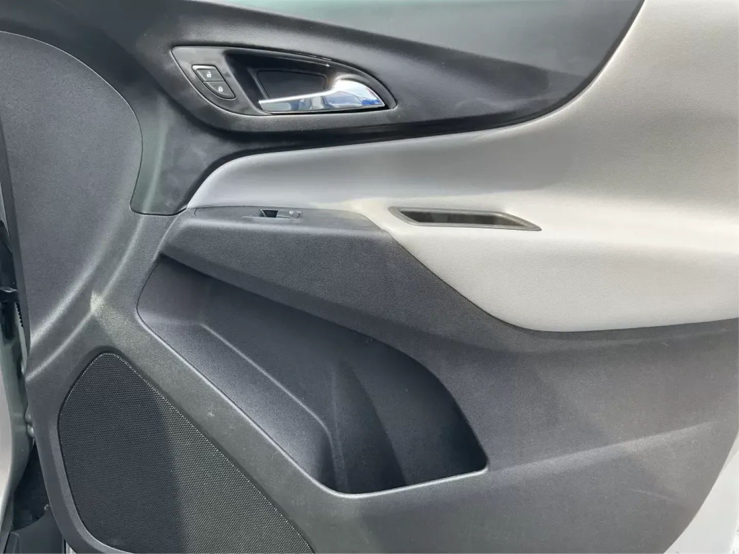 2018 Chevrolet Equinox LT (3GNAXSEV5JS) with an 1.5L I-4 gasoline direct injection engine, located at 8750 N County Rd 25A, Piqua, OH, 45356, (937) 908-9800, 40.164391, -84.232513 - 2018 Chevrolet Equinox LT - Photo#19