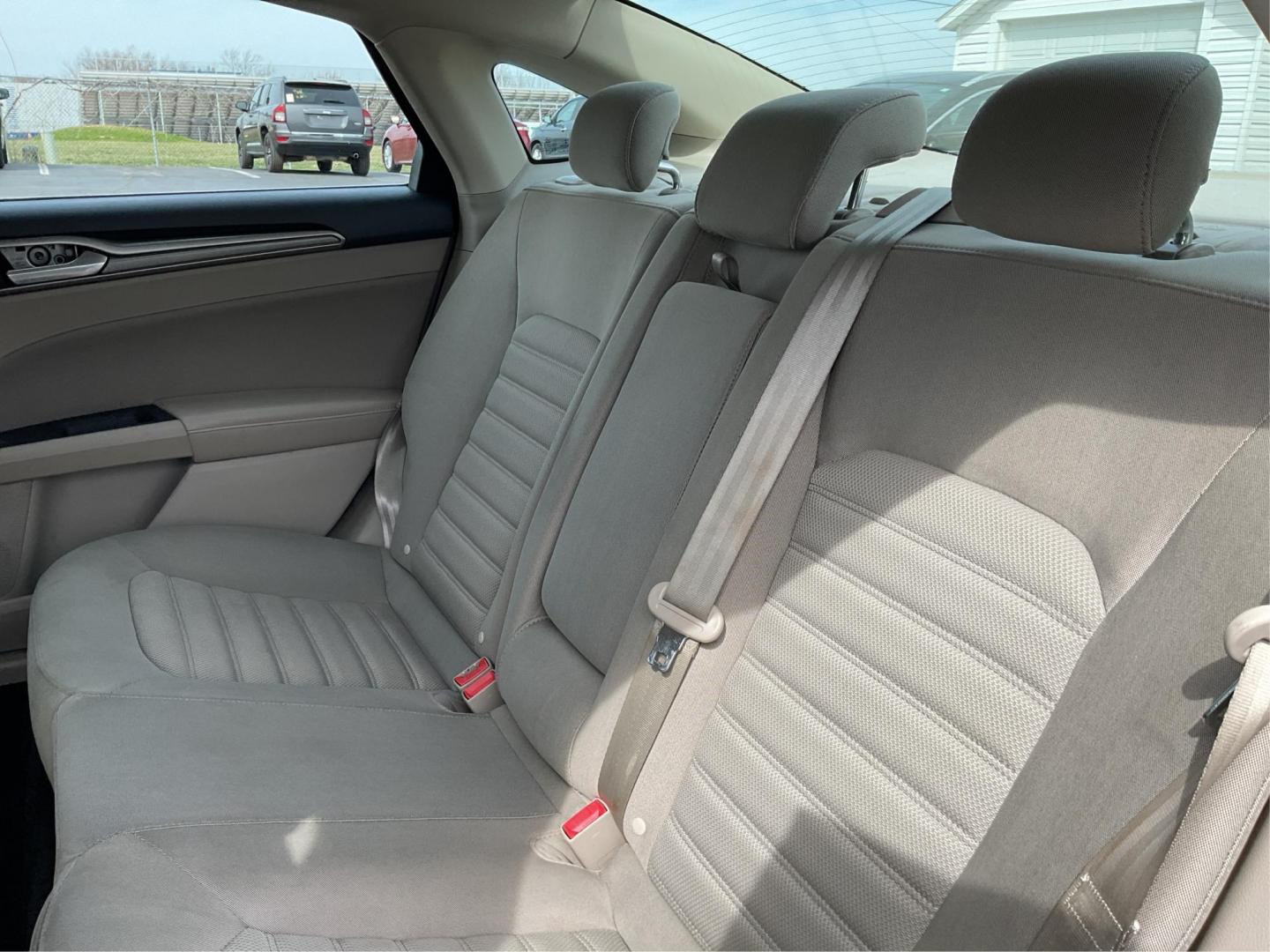 2018 Ford Fusion SE (3FA6P0H79JR) with an Duratec 2.5L I-4 DOHC engine, located at 1230 East Main St, Xenia, OH, 45385, (937) 908-9800, 39.688026, -83.910172 - 2018 Ford Fusion SE - Photo#9