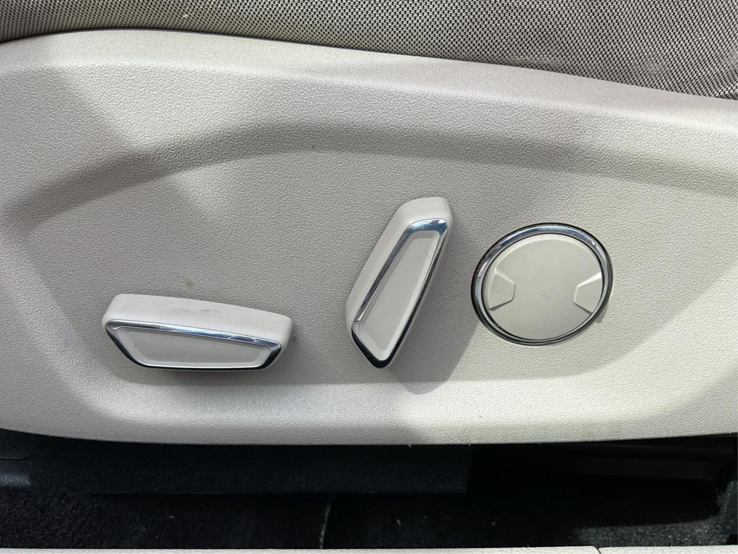 2018 Ford Fusion SE (3FA6P0H79JR) with an Duratec 2.5L I-4 DOHC engine, located at 1230 East Main St, Xenia, OH, 45385, (937) 908-9800, 39.688026, -83.910172 - 2018 Ford Fusion SE - Photo#17