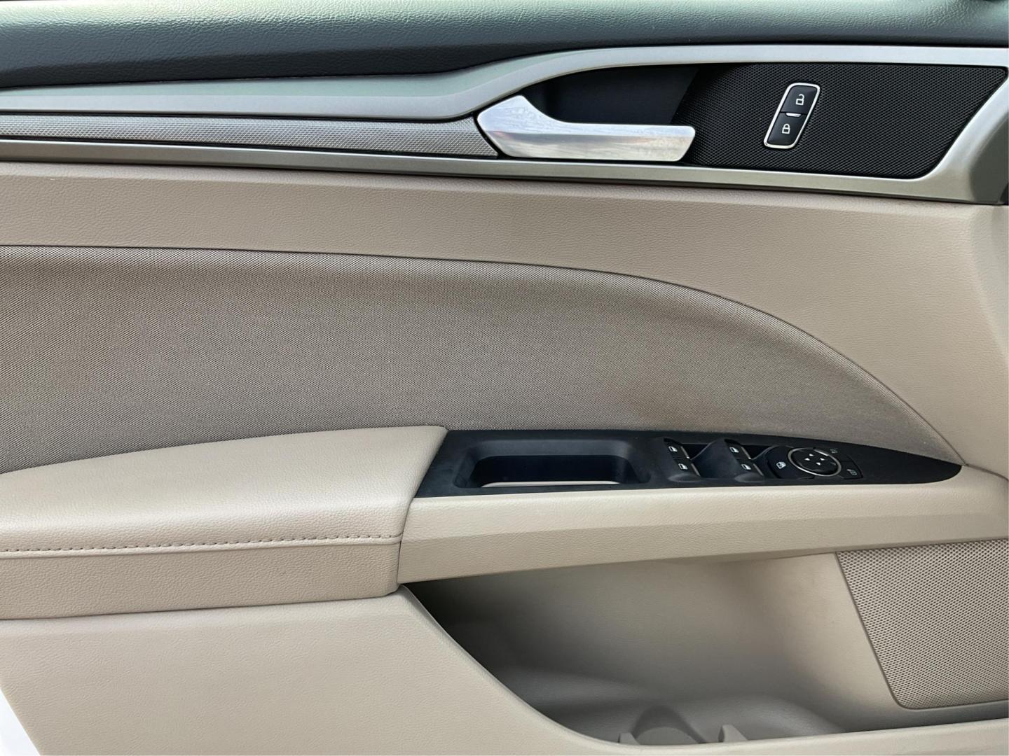2018 Ford Fusion SE (3FA6P0H79JR) with an Duratec 2.5L I-4 DOHC engine, located at 1230 East Main St, Xenia, OH, 45385, (937) 908-9800, 39.688026, -83.910172 - 2018 Ford Fusion SE - Photo#18