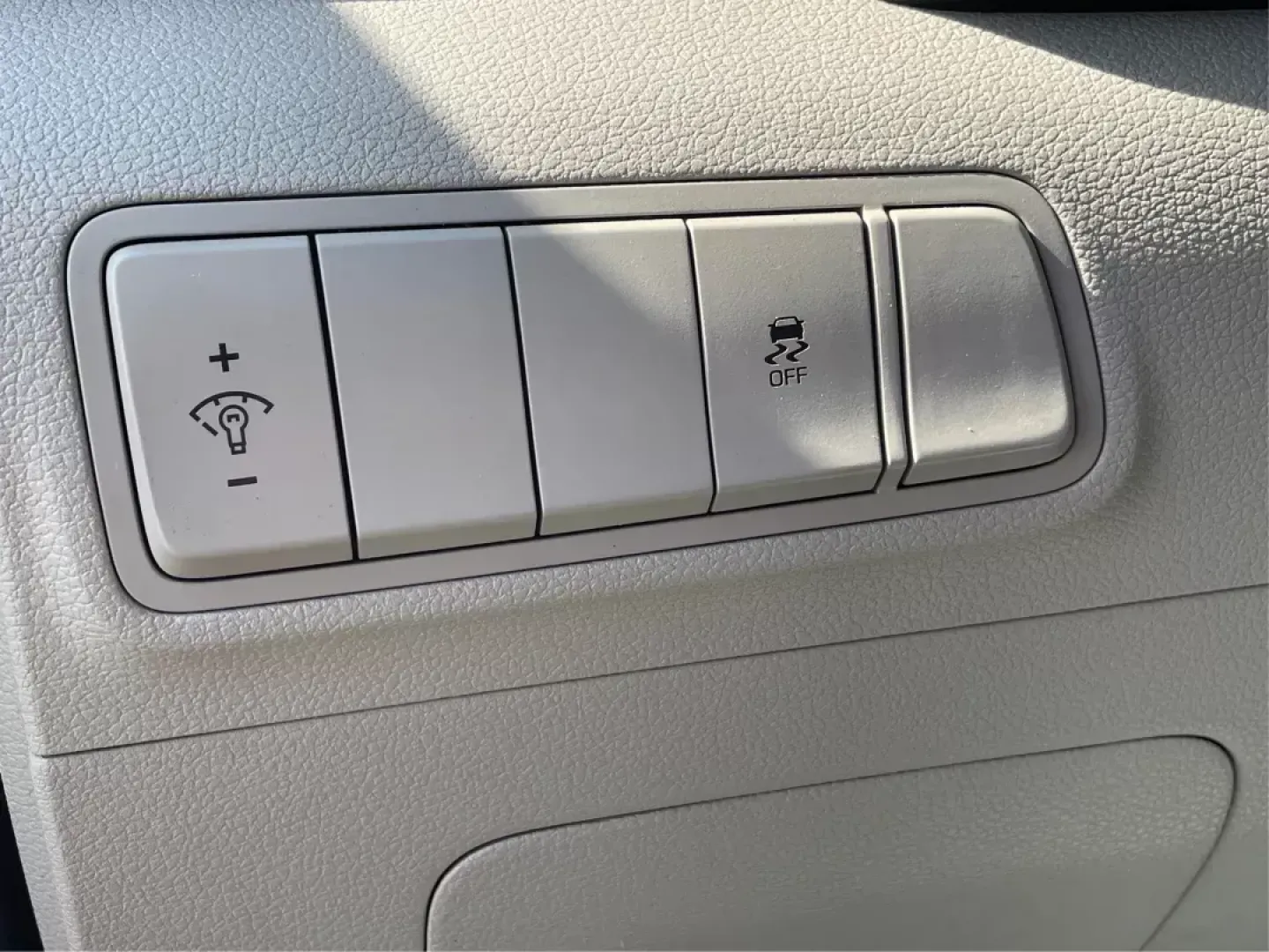 2018 Hyundai Tucson SEL (KM8J3CA41JU) with an Nu 2L I-4 gasoline direct injection engine, located at 8750 N County Rd 25A, Piqua, OH, 45356, (937) 908-9800, 40.164391, -84.232513 - 2018 Hyundai Tucson SEL - Photo#16