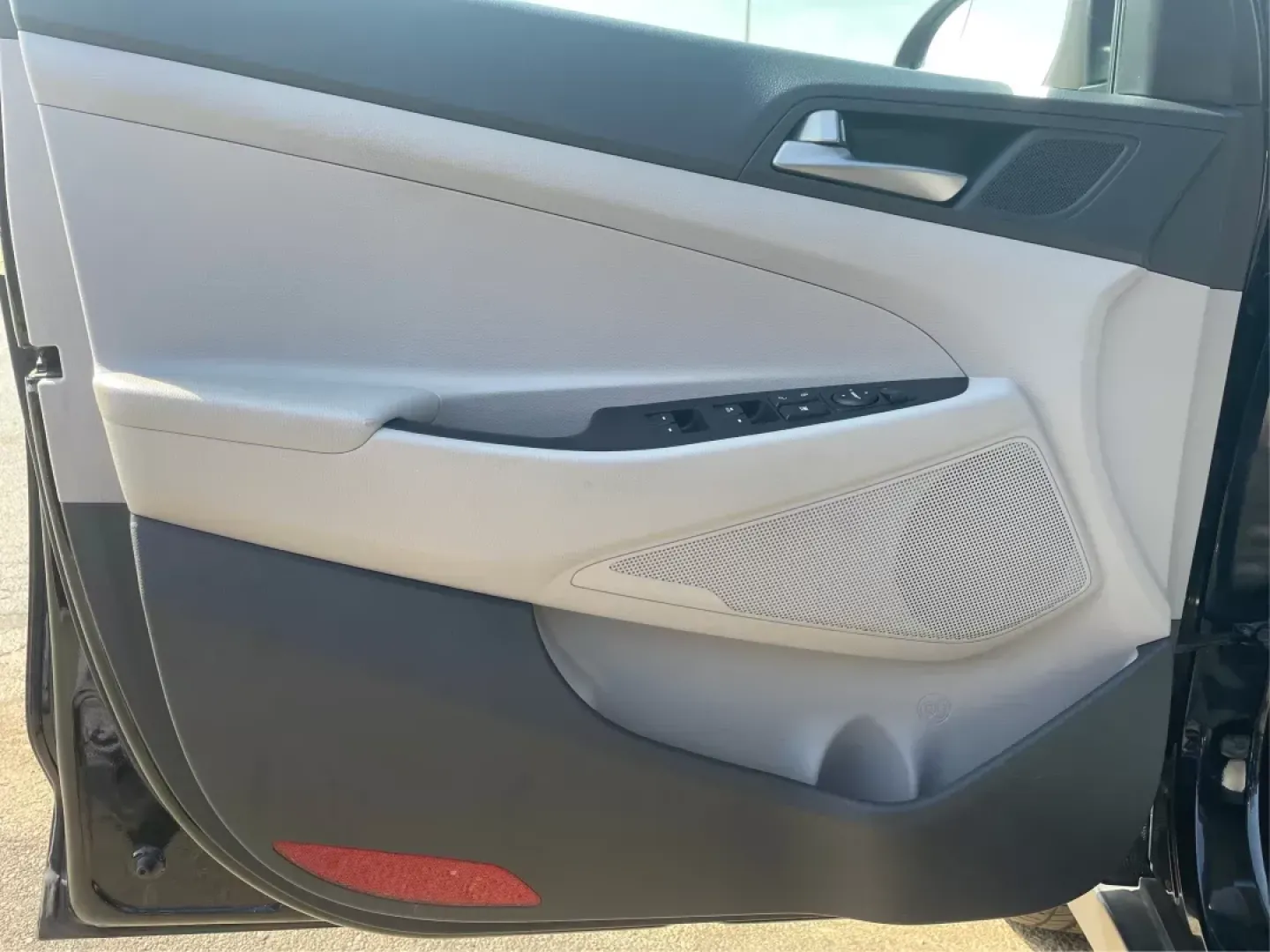2018 Hyundai Tucson SEL (KM8J3CA41JU) with an Nu 2L I-4 gasoline direct injection engine, located at 8750 N County Rd 25A, Piqua, OH, 45356, (937) 908-9800, 40.164391, -84.232513 - 2018 Hyundai Tucson SEL - Photo#18