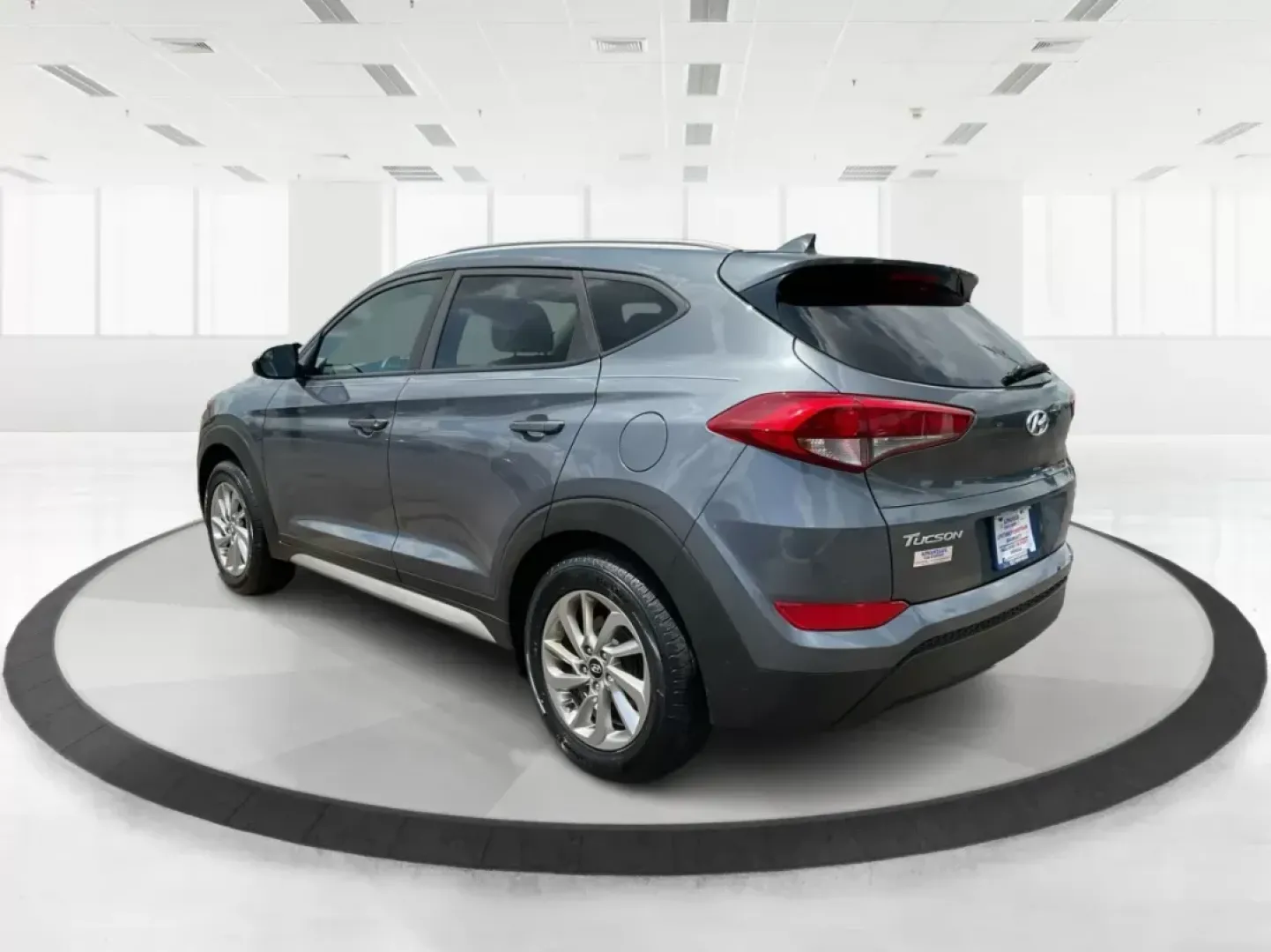 2018 Hyundai Tucson SEL (KM8J3CA44JU) with an Nu 2L I-4 gasoline direct injection engine, located at 1184 Kauffman Ave, Fairborn, OH, 45324, (937) 908-9800, 39.807072, -84.030914 - **Explore Your Next Adventure in the 2018 Hyundai Tucson SEL Perfect for Families and Adventurers Alike!**<br /> <br /> Are you searching for a versatile and stylish SUV that perfectly balances comfort and performance? Look no further! The 2018 Hyundai Tucson SEL is your ticket to unforgettable fam - Photo#4