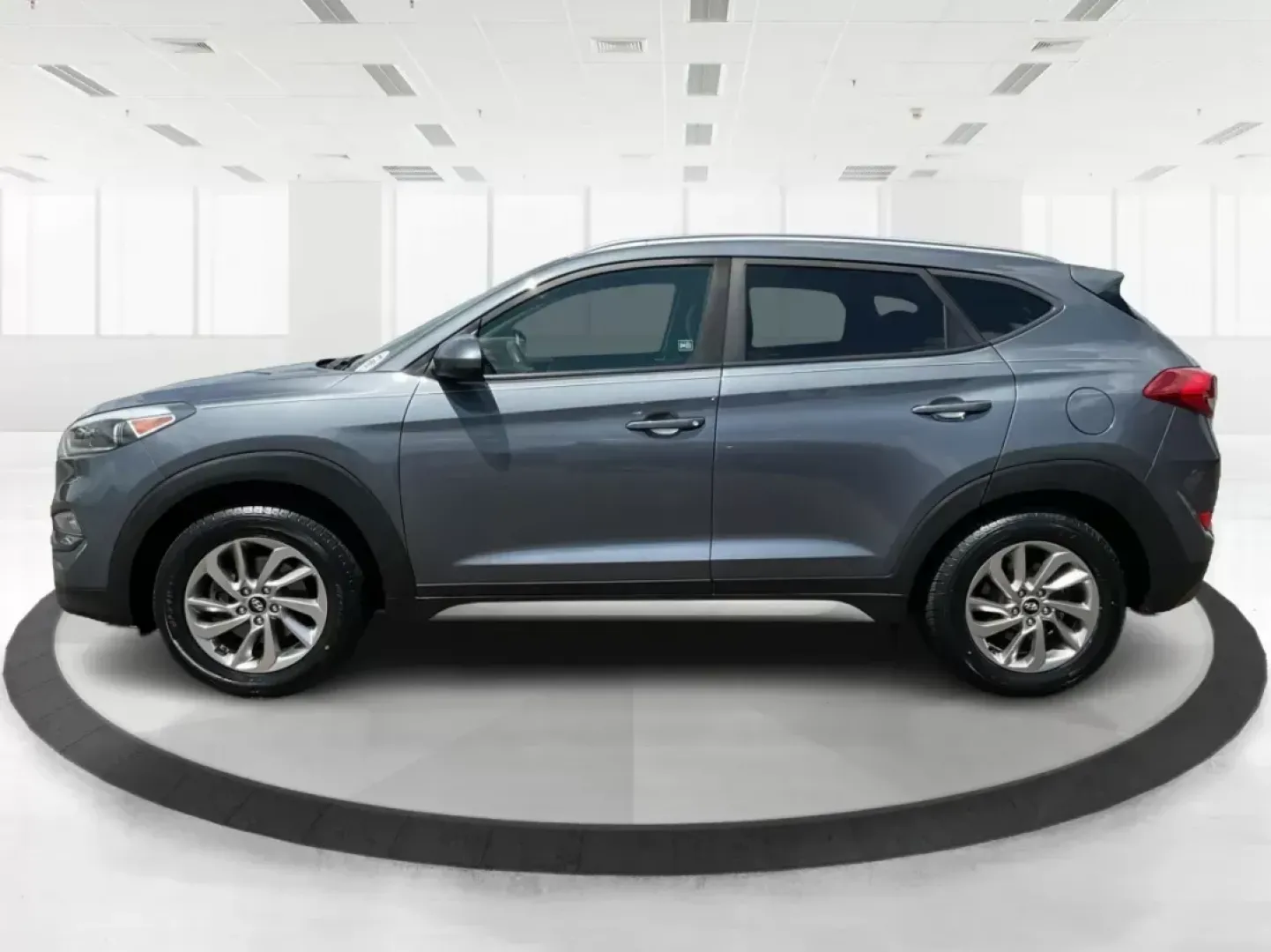 2018 Hyundai Tucson SEL (KM8J3CA44JU) with an Nu 2L I-4 gasoline direct injection engine, located at 1184 Kauffman Ave, Fairborn, OH, 45324, (937) 908-9800, 39.807072, -84.030914 - **Explore Your Next Adventure in the 2018 Hyundai Tucson SEL Perfect for Families and Adventurers Alike!**<br /> <br /> Are you searching for a versatile and stylish SUV that perfectly balances comfort and performance? Look no further! The 2018 Hyundai Tucson SEL is your ticket to unforgettable fam - Photo#5