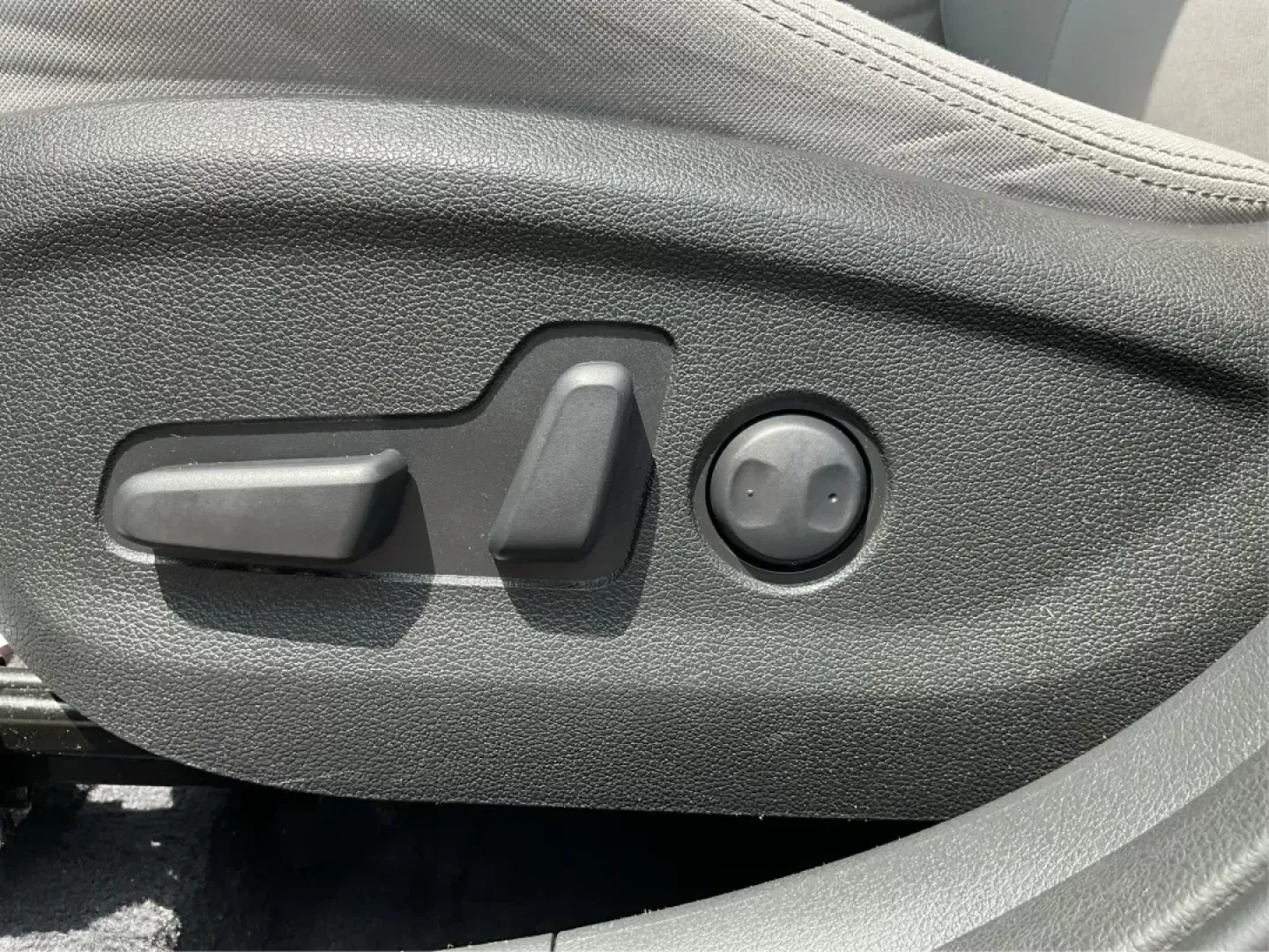 2018 Hyundai Tucson SEL (KM8J3CA44JU) with an Nu 2L I-4 gasoline direct injection engine, located at 1184 Kauffman Ave, Fairborn, OH, 45324, (937) 908-9800, 39.807072, -84.030914 - **Explore Your Next Adventure in the 2018 Hyundai Tucson SEL Perfect for Families and Adventurers Alike!**<br /> <br /> Are you searching for a versatile and stylish SUV that perfectly balances comfort and performance? Look no further! The 2018 Hyundai Tucson SEL is your ticket to unforgettable fam - Photo#16