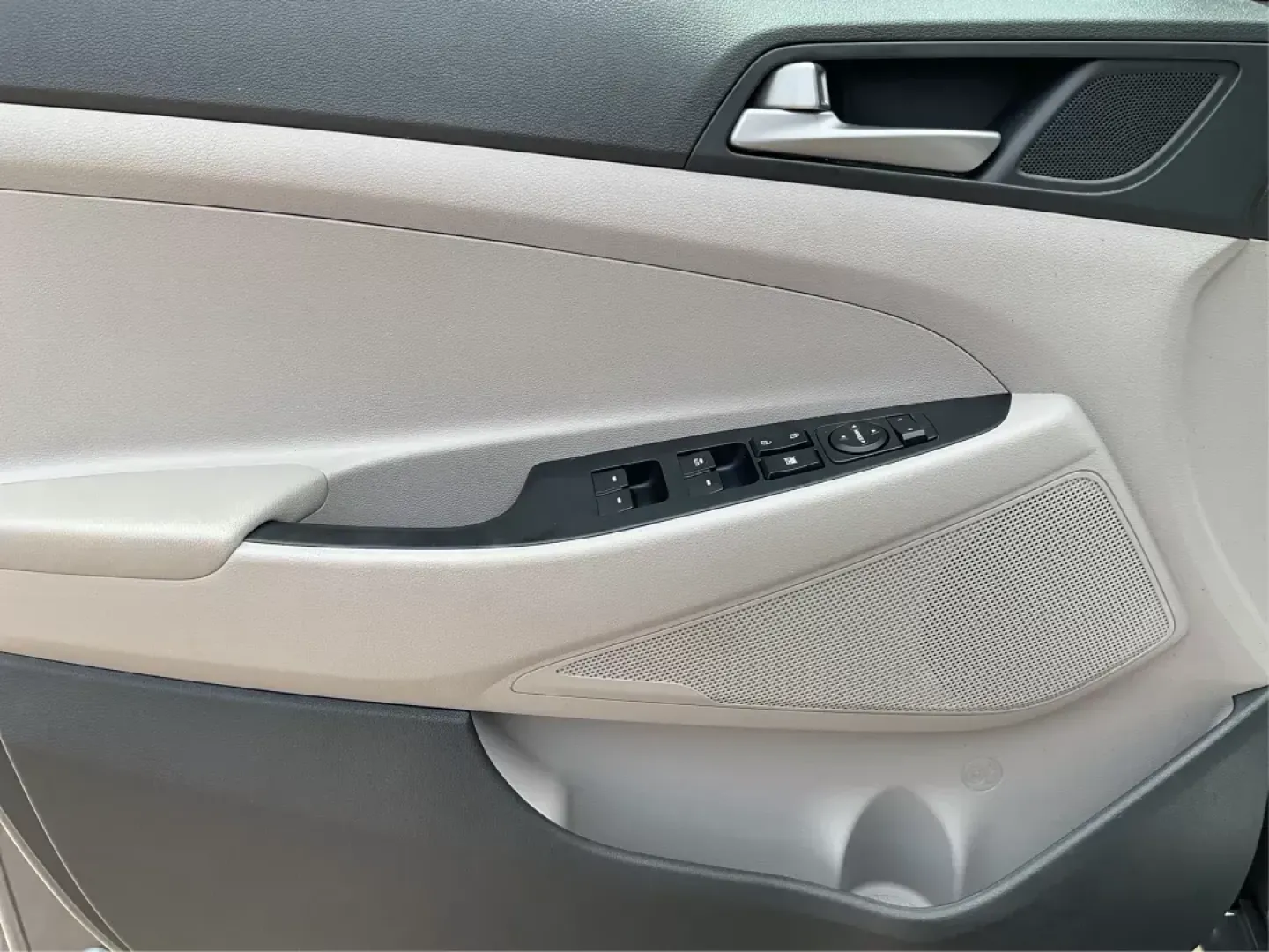 2018 Hyundai Tucson SEL (KM8J3CA44JU) with an Nu 2L I-4 gasoline direct injection engine, located at 1184 Kauffman Ave, Fairborn, OH, 45324, (937) 908-9800, 39.807072, -84.030914 - **Explore Your Next Adventure in the 2018 Hyundai Tucson SEL Perfect for Families and Adventurers Alike!**<br /> <br /> Are you searching for a versatile and stylish SUV that perfectly balances comfort and performance? Look no further! The 2018 Hyundai Tucson SEL is your ticket to unforgettable fam - Photo#17