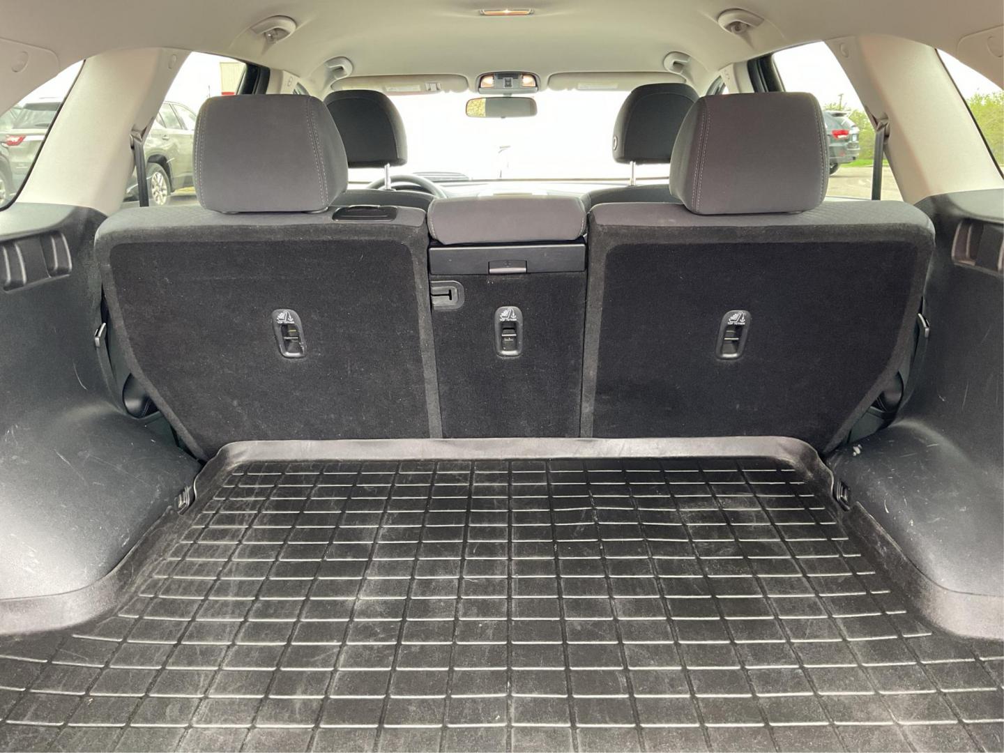 2018 Kia Sorento 2.4L LX (5XYPG4A38JG) with an 2.4L I-4 gasoline direct injection engine, located at 4508 South Dixie Dr, Moraine, OH, 45439, (937) 908-9800, 39.689976, -84.218452 - 2018 Kia Sorento 2.4L LX - Photo#11