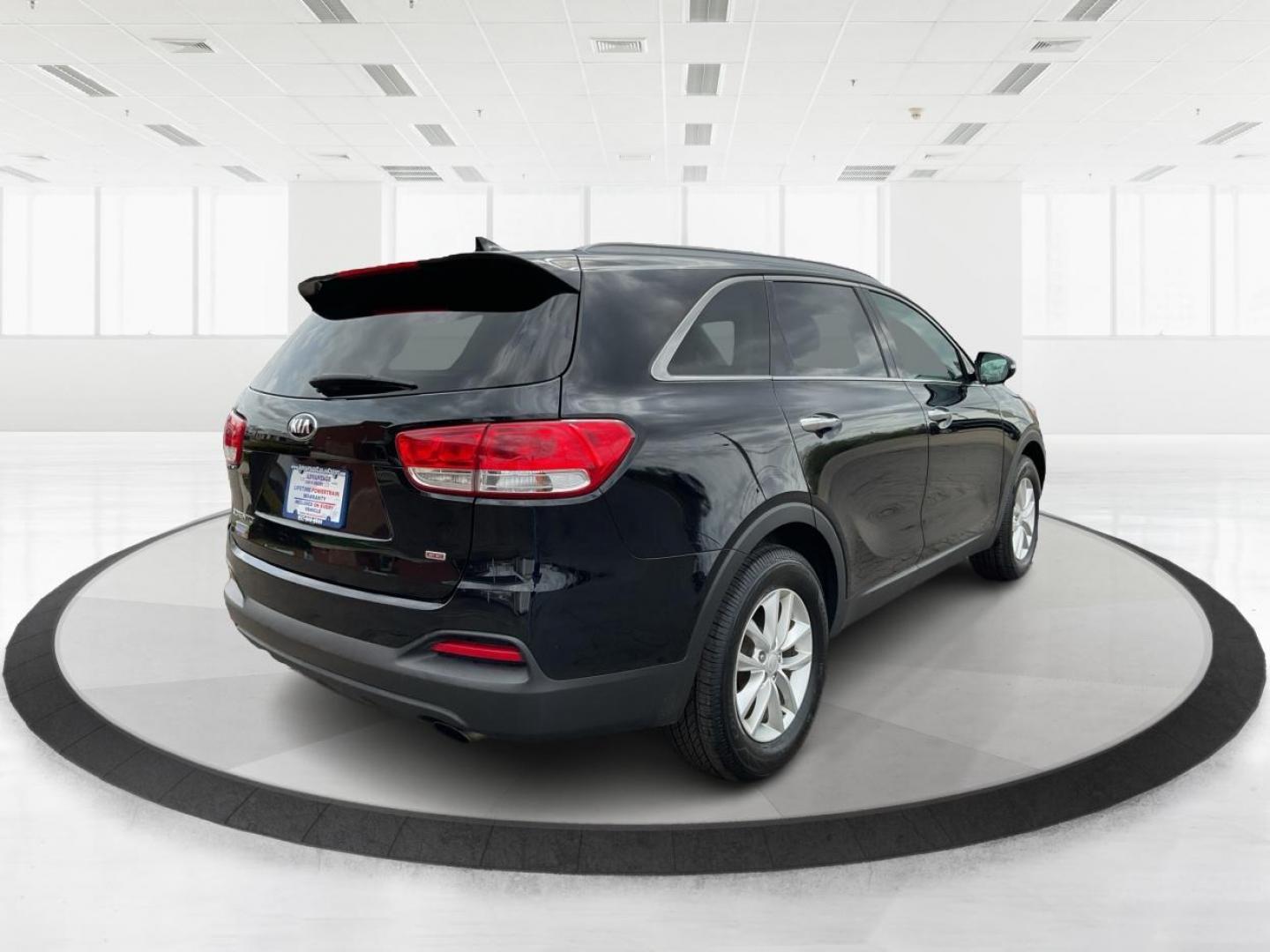 2018 Kia Sorento 2.4L LX (5XYPG4A38JG) with an 2.4L I-4 gasoline direct injection engine, located at 4508 South Dixie Dr, Moraine, OH, 45439, (937) 908-9800, 39.689976, -84.218452 - 2018 Kia Sorento 2.4L LX - Photo#2