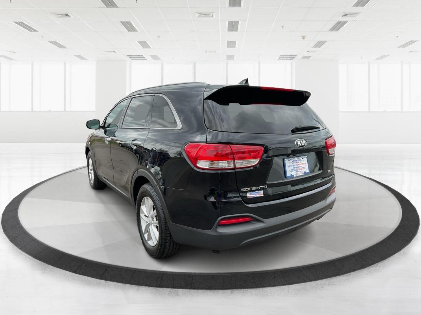 2018 Kia Sorento 2.4L LX (5XYPG4A38JG) with an 2.4L I-4 gasoline direct injection engine, located at 4508 South Dixie Dr, Moraine, OH, 45439, (937) 908-9800, 39.689976, -84.218452 - 2018 Kia Sorento 2.4L LX - Photo#4