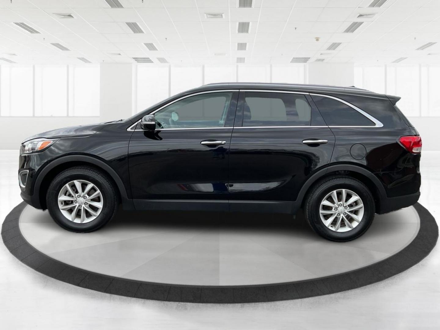 2018 Kia Sorento 2.4L LX (5XYPG4A38JG) with an 2.4L I-4 gasoline direct injection engine, located at 4508 South Dixie Dr, Moraine, OH, 45439, (937) 908-9800, 39.689976, -84.218452 - 2018 Kia Sorento 2.4L LX - Photo#5