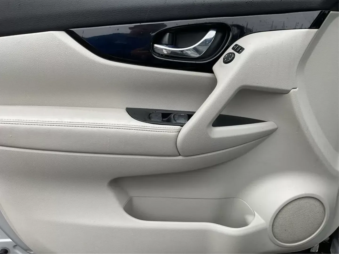 2018 Nissan Rogue Sport SV AWD (JN1BJ1CR6JW) with an 2.0L L4 DOHC 16V engine, Continuously Variable Transmission transmission, located at 880 E. National Road, Vandalia, OH, 45377, (937) 908-9800, 39.891918, -84.183594 - 2018 Nissan Rogue Sport SV AWD - Photo#16
