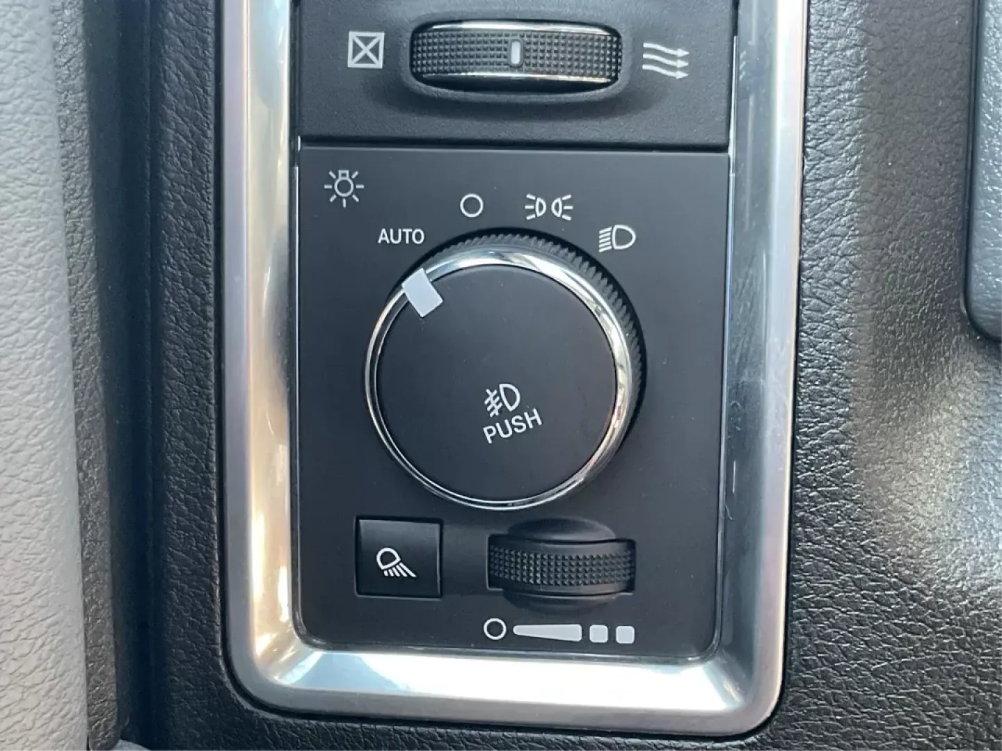 2018 Ram 1500 SLT Crew Cab SWB 4WD (1C6RR7LM9JS) with an 3.0L V6 DIESEL engine, 8-Speed Automatic transmission, located at 8750 N County Rd 25A, Piqua, OH, 45356, (937) 908-9800, 40.164391, -84.232513 - 2018 Ram 1500 SLT Crew Cab SWB 4WD - Photo#15