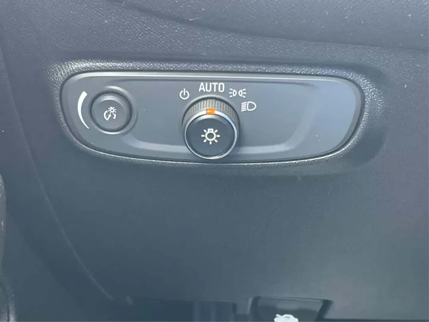 2019 Chevrolet Equinox LT (2GNAXUEV1K6) with an 1.5L I-4 gasoline direct injection engine, located at 4508 South Dixie Dr, Moraine, OH, 45439, (937) 908-9800, 39.689976, -84.218452 - 2019 Chevrolet Equinox LT - Photo#16