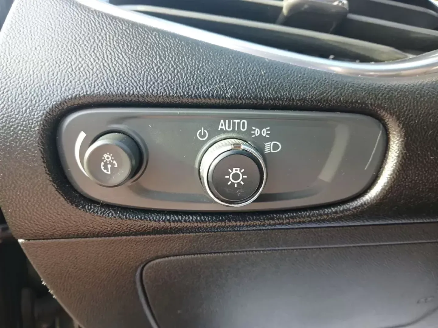 2019 Chevrolet Malibu LT (1G1ZD5ST2KF) with an 1.5L L4 DOHC 16V engine, 6-Speed Automatic transmission, located at 1099 N County Rd 25A , Troy, OH, 45373, (937) 908-9800, 40.057079, -84.212883 - **Experience the Perfect Blend of Style and Comfort with the 2019 Chevrolet Malibu LT at Advantage Car and Credit!**<br /> <br /> Imagine cruising through Fairborn, OH, in a sophisticated sedan that not only complements your lifestyle but also offers reliability and performance. The 2019 Chevrolet M - Photo#17