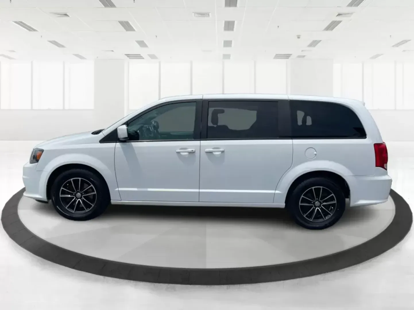 2019 Dodge Grand Caravan GT (2C4RDGEG7KR) with an Pentastar 3.6L V-6 DOHC engine, located at 1230 East Main St, Xenia, OH, 45385, (937) 908-9800, 39.688026, -83.910172 - ### Discover the 2019 Dodge Grand Caravan GT Perfect for Family Adventures!<br /> <br /> Looking for a reliable and spacious vehicle that's perfect for family outings, weekend getaways, and daily commuting? Look no further than the **2019 Dodge Grand Caravan GT**! This versatile passenger van blend - Photo#5