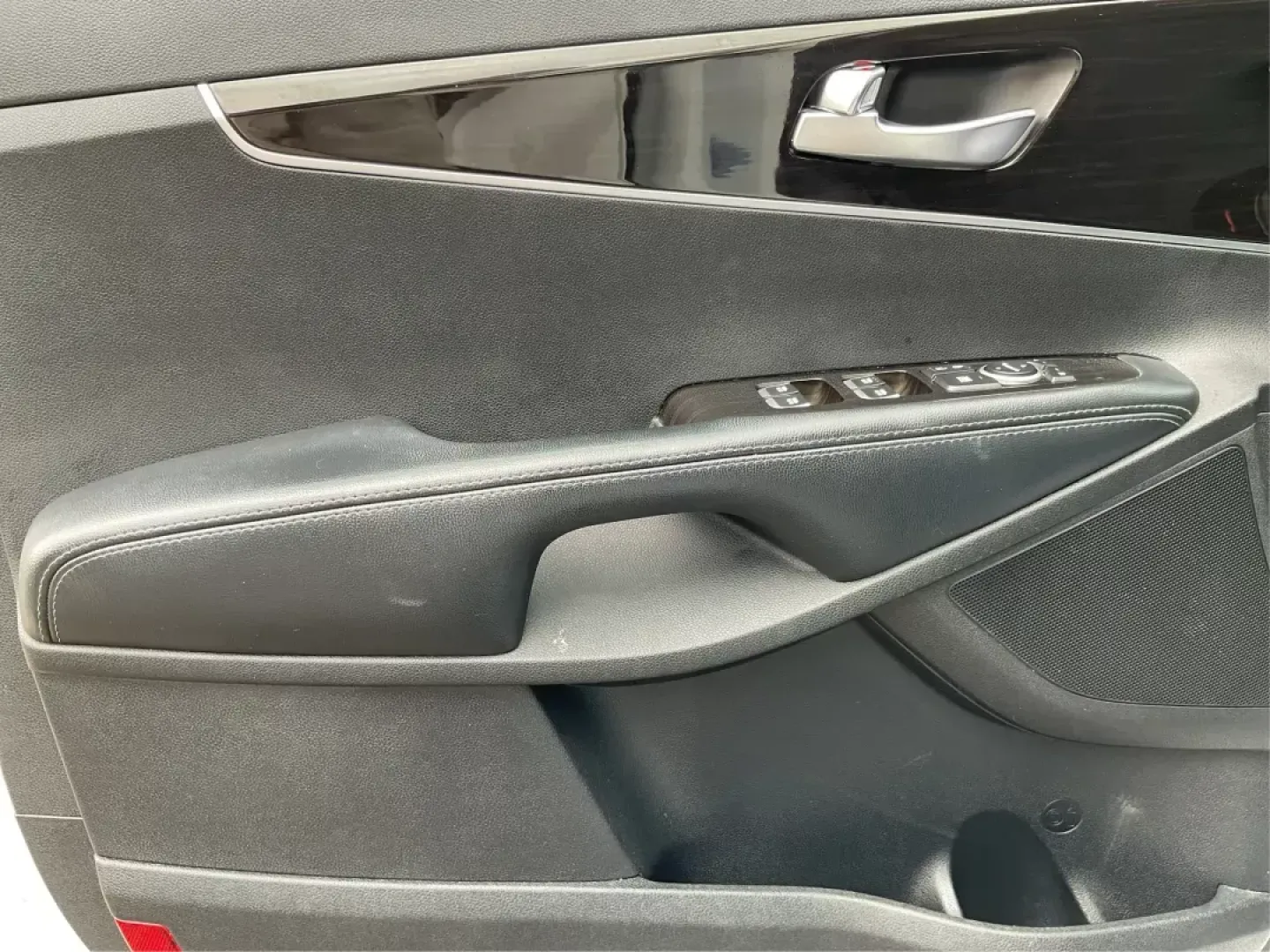 2020 Kia Sorento 2.4L LX (5XYPGDA38LG) with an 2.4L I-4 gasoline direct injection engine, located at 4508 South Dixie Dr, Moraine, OH, 45439, (937) 908-9800, 39.689976, -84.218452 - **Discover Your Next Adventure with the 2020 Kia Sorento at Advantage Car and Credit!**<br /> <br /> Are you ready to elevate your family outings or embark on thrilling weekend adventures? Look no further than this stunning 2020 Kia Sorento, now available at **Advantage Car and Credit** in Fairborn, - Photo#16