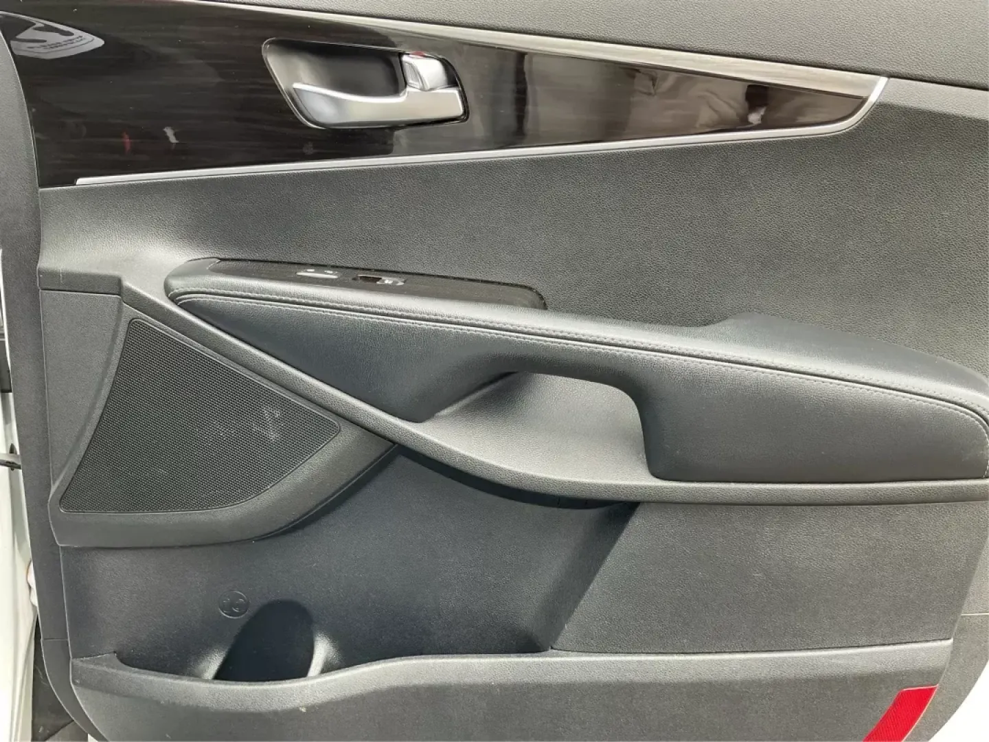 2020 Kia Sorento 2.4L LX (5XYPGDA38LG) with an 2.4L I-4 gasoline direct injection engine, located at 4508 South Dixie Dr, Moraine, OH, 45439, (937) 908-9800, 39.689976, -84.218452 - **Discover Your Next Adventure with the 2020 Kia Sorento at Advantage Car and Credit!**<br /> <br /> Are you ready to elevate your family outings or embark on thrilling weekend adventures? Look no further than this stunning 2020 Kia Sorento, now available at **Advantage Car and Credit** in Fairborn, - Photo#17