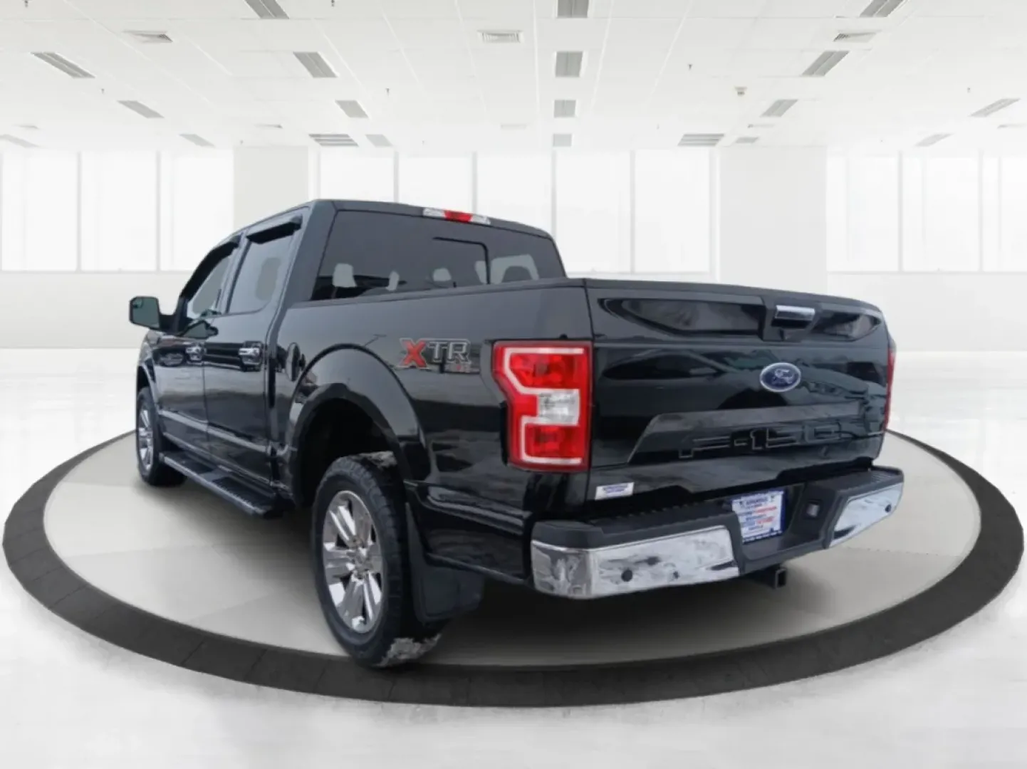 2018 Ford F-150 XLT SuperCrew 5.5-ft. Bed 4WD (1FTEW1E52JF) with an 5.0L V8 OHV 32V engine, 6-Speed Automatic transmission, located at 1099 N County Rd 25A , Troy, OH, 45373, (937) 908-9800, 40.057079, -84.212883 - Are you ready to elevate your daily commute or weekend adventures? Look no further than this striking 2018 Ford F-150 XLT SuperCrew located at Advantage Car and Credit in Fairborn, OH. Whether you're carting the kids to practice, hauling materials for your next DIY project, or exploring the great ou - Photo#4