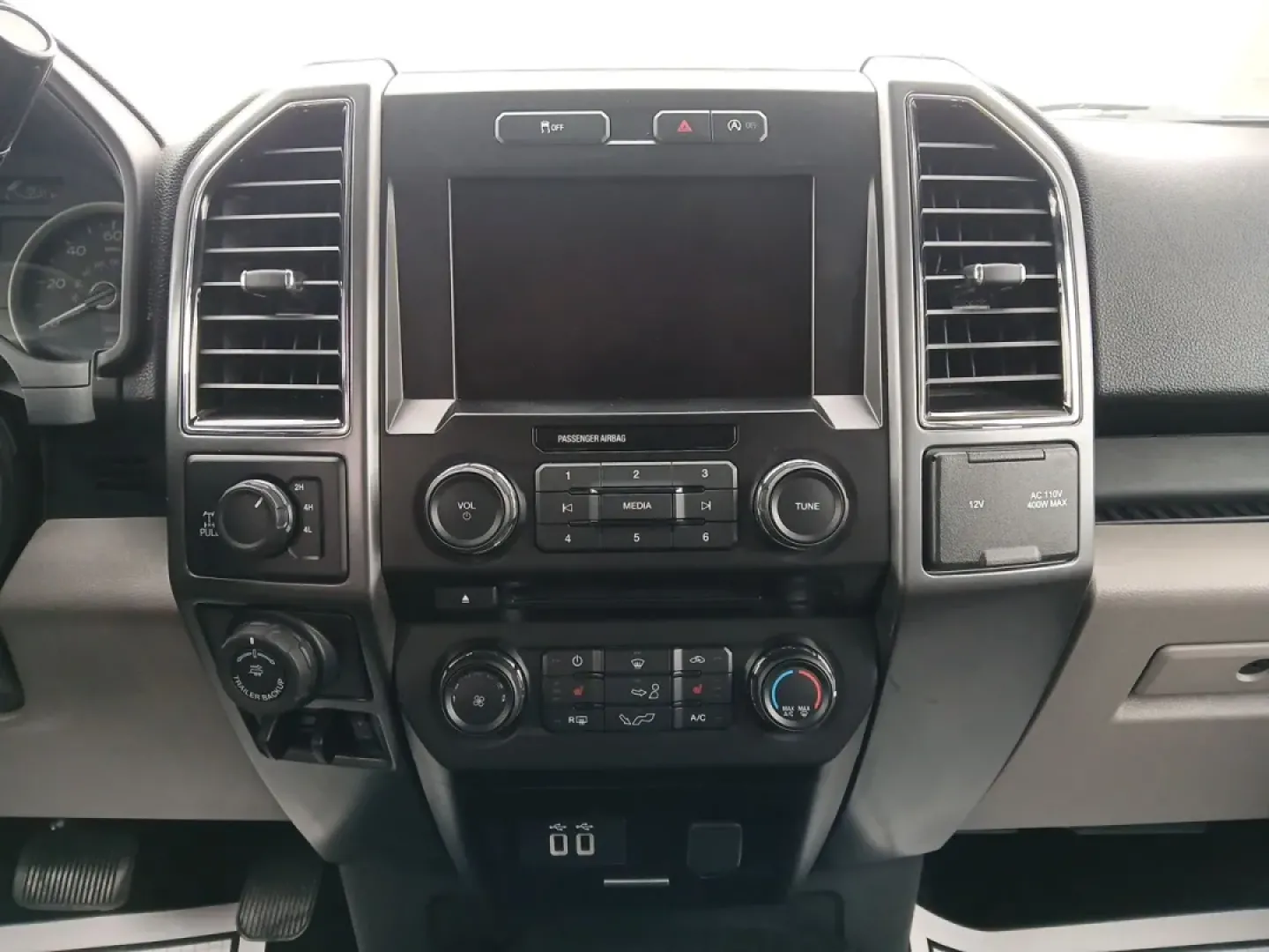 2018 Ford F-150 XLT SuperCrew 5.5-ft. Bed 4WD (1FTEW1E52JF) with an 5.0L V8 OHV 32V engine, 6-Speed Automatic transmission, located at 1099 N County Rd 25A , Troy, OH, 45373, (937) 908-9800, 40.057079, -84.212883 - Are you ready to elevate your daily commute or weekend adventures? Look no further than this striking 2018 Ford F-150 XLT SuperCrew located at Advantage Car and Credit in Fairborn, OH. Whether you're carting the kids to practice, hauling materials for your next DIY project, or exploring the great ou - Photo#12