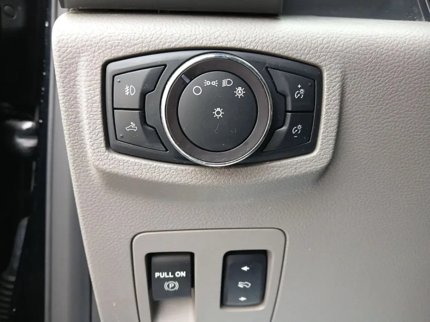2018 Ford F-150 XLT SuperCrew 5.5-ft. Bed 4WD (1FTEW1E52JF) with an 5.0L V8 OHV 32V engine, 6-Speed Automatic transmission, located at 1099 N County Rd 25A , Troy, OH, 45373, (937) 908-9800, 40.057079, -84.212883 - Are you ready to elevate your daily commute or weekend adventures? Look no further than this striking 2018 Ford F-150 XLT SuperCrew located at Advantage Car and Credit in Fairborn, OH. Whether you're carting the kids to practice, hauling materials for your next DIY project, or exploring the great ou - Photo#16