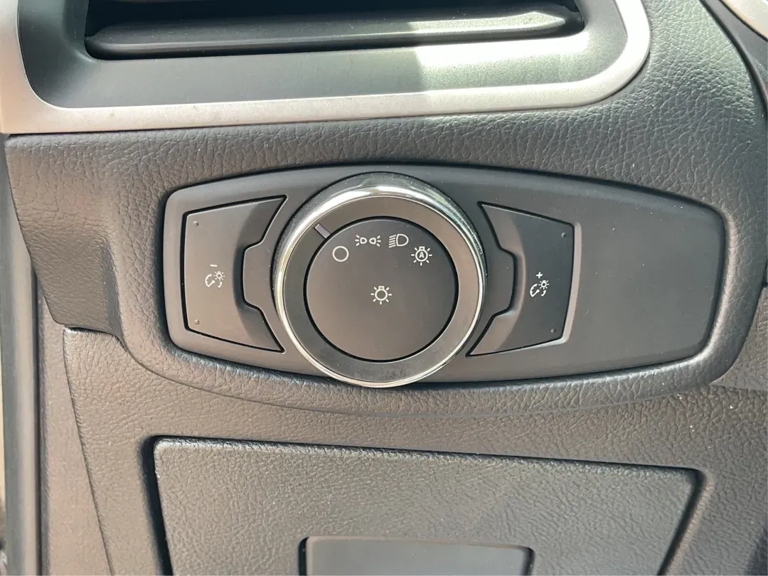 2016 Ford Edge SEL (2FMPK3J91GB) with an 3.5L V-6 DOHC engine, located at 4508 South Dixie Dr, Moraine, OH, 45439, (937) 908-9800, 39.689976, -84.218452 - 2016 Ford Edge SEL - Photo#17