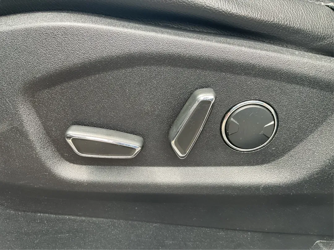 2016 Ford Edge SEL (2FMPK3J91GB) with an 3.5L V-6 DOHC engine, located at 4508 South Dixie Dr, Moraine, OH, 45439, (937) 908-9800, 39.689976, -84.218452 - 2016 Ford Edge SEL - Photo#18