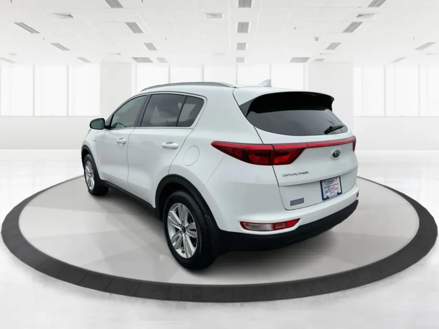 2018 Kia Sportage LX (KNDPMCACXJ7) with an Theta II 2.4L I-4 gasoline direct injection engine, located at 1230 East Main St, Xenia, OH, 45385, (937) 908-9800, 39.688026, -83.910172 - **Discover Your Next Adventure with the 2018 Kia Sportage LX at Advantage Car and Credit!**<br /> <br /> Are you searching for the perfect vehicle that can seamlessly transition from daily commutes to weekend getaways? Look no further than this stunning 2018 Kia Sportage LX, available now at Advanta - Photo#3