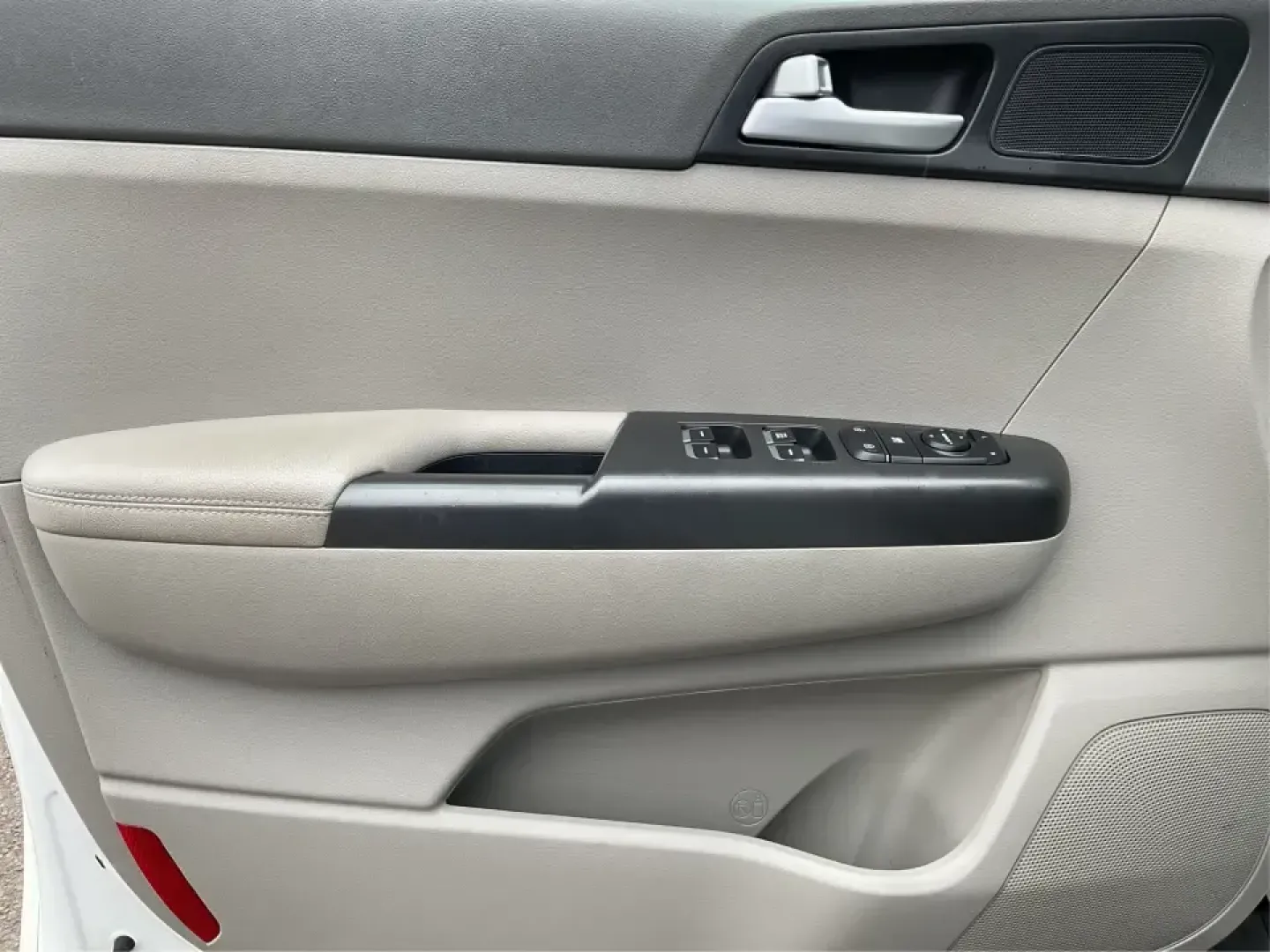 2018 Kia Sportage LX (KNDPMCACXJ7) with an Theta II 2.4L I-4 gasoline direct injection engine, 6A transmission, located at 1099 N County Rd 25A , Troy, OH, 45373, (937) 908-9800, 40.057079, -84.212883 - **Discover Your Next Adventure with the 2018 Kia Sportage LX at Advantage Car and Credit!**<br /> <br /> Are you searching for the perfect vehicle that can seamlessly transition from daily commutes to weekend getaways? Look no further than this stunning 2018 Kia Sportage LX, available now at Advanta - Photo#17