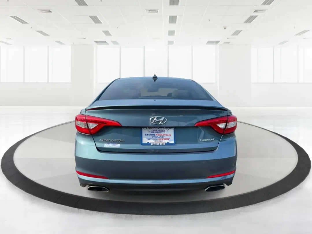 2017 Hyundai Sonata Limited (5NPE34AF4HH) with an 2.4L I-4 gasoline direct injection engine, located at 1230 East Main St, Xenia, OH, 45385, (937) 908-9800, 39.688026, -83.910172 - Are you ready to elevate your daily drive into an adventure? Meet the 2017 Hyundai Sonata Limited, a perfect companion for anyone looking to combine style, comfort, and reliability. Whether you're commuting to work, shuttling the kids to school, or heading out for a weekend getaway, this sedan offer - Photo#3