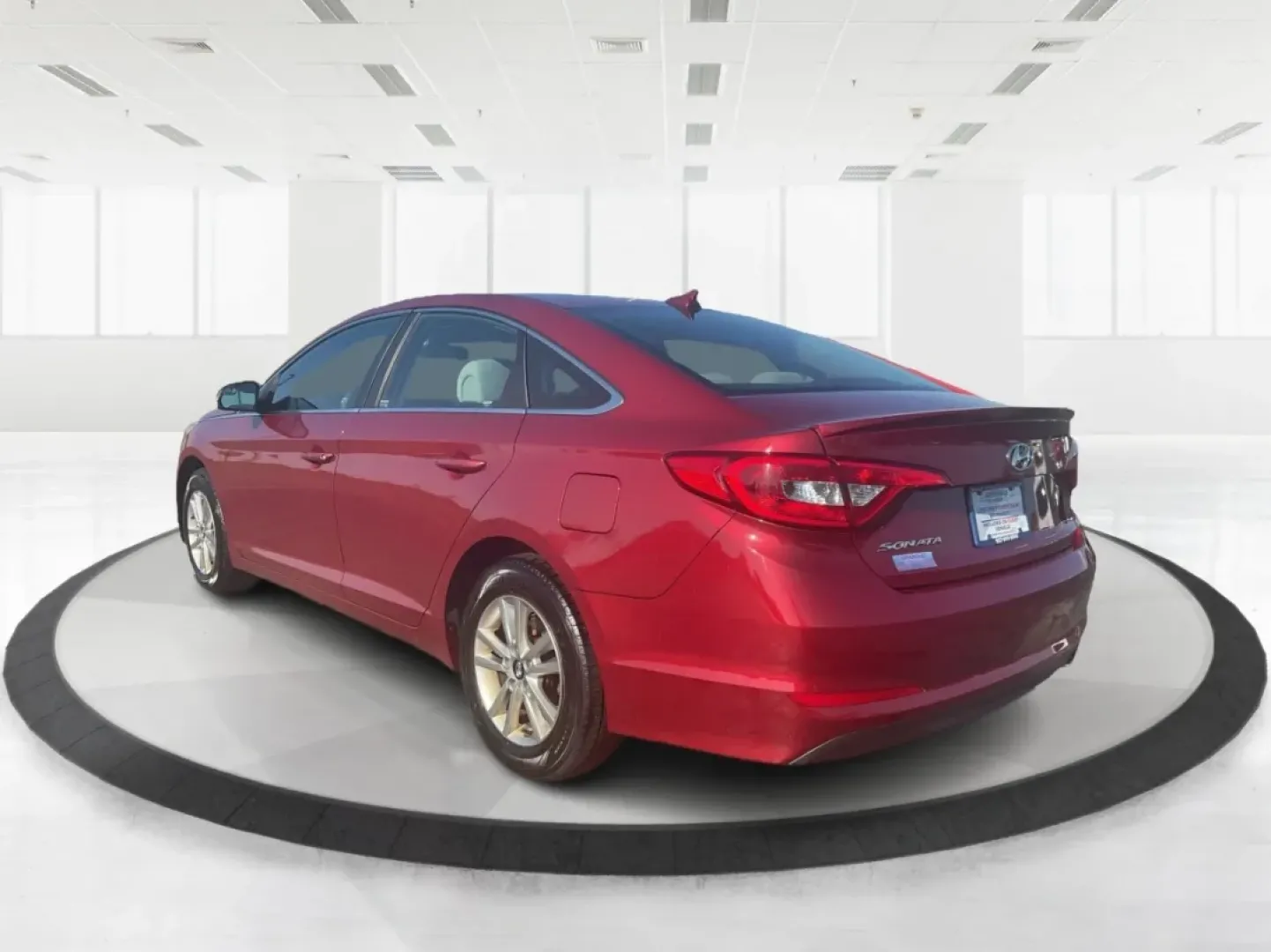 2015 Hyundai Sonata SE (5NPE24AFXFH) with an 2.4L I-4 gasoline direct injection engine, located at 1099 N County Rd 25A , Troy, OH, 45373, (937) 908-9800, 40.057079, -84.212883 - Discover the perfect balance of style, comfort, and reliability with the 2015 Hyundai Sonata SE, available now at Advantage Car and Credit in Fairborn, OH. Whether you're commuting to work, running errands in the nearby neighborhoods of Wright-Patterson Air Force Base, or heading out for a weekend a - Photo#4