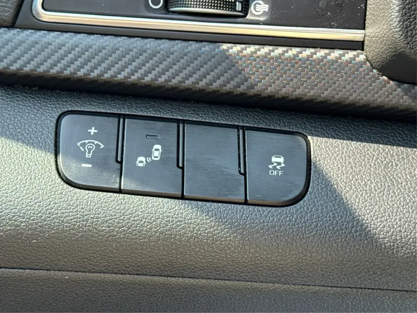 2018 Hyundai Elantra Sport (KMHD04LB6JU) with an 1.6L I-4 gasoline direct injection engine, 6A transmission, located at 4508 South Dixie Dr, Moraine, OH, 45439, (937) 908-9800, 39.689976, -84.218452 - ### Elevate Your Daily Commute with the 2018 Hyundai Elantra Sport at Advantage Car and Credit!<br /> <br /> Are you ready to enhance your daily life with a reliable vehicle that balances performance, comfort, and style? Look no further than the stunning 2018 Hyundai Elantra Sport, available now at - Photo#17