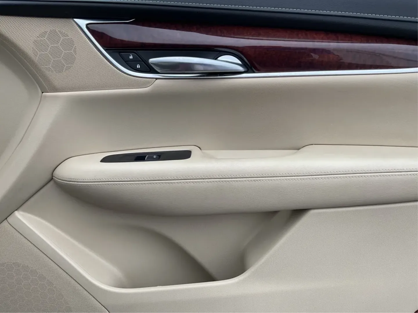 2017 Cadillac XT5 Luxury AWD (1GYKNDRS4HZ) with an 3.6L V6 DOHC 24V engine, 8-Speed Automatic transmission, located at 8750 N County Rd 25A, Piqua, OH, 45356, (937) 908-9800, 40.164391, -84.232513 - **Discover the Perfect Blend of Luxury and Functionality with the 2017 Cadillac XT5 at Jamestown Auto Sales!**<br /> <br /> Are you searching for a vehicle that seamlessly fits into your busy lifestyle while offering the luxurious comfort you deserve? Look no further than the 2017 Cadillac XT5 Luxur - Photo#19