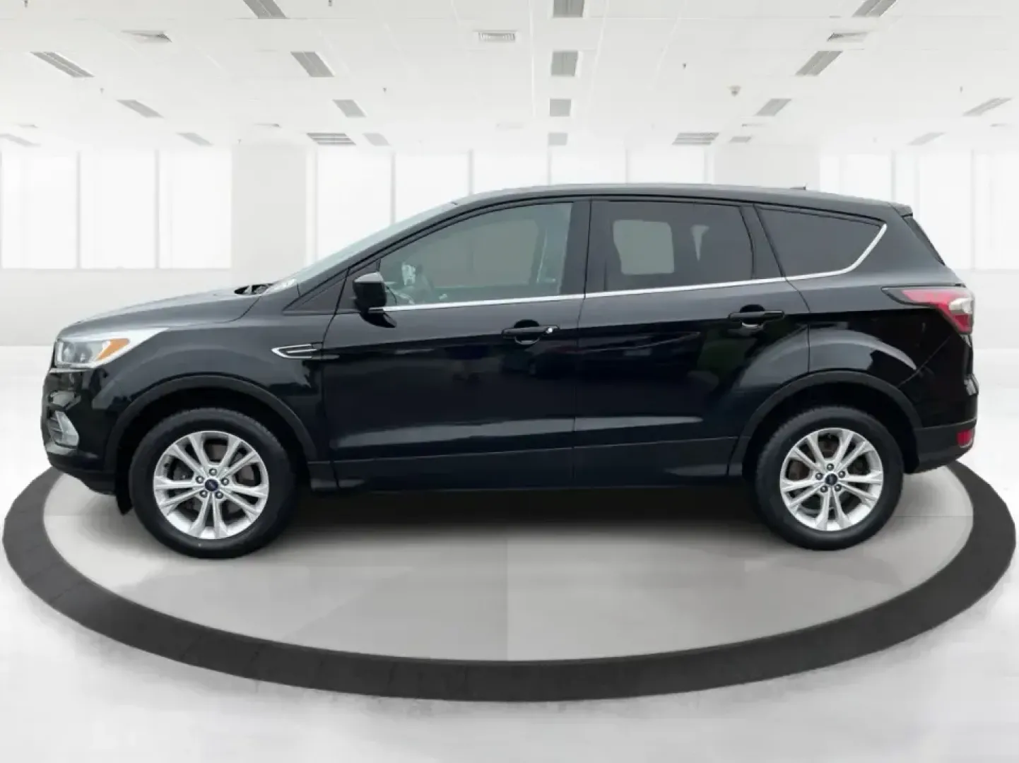 2017 Ford Escape SE (1FMCU9GD0HU) with an 1.5L L4 DOHC 16V engine, 6A transmission, located at 1230 East Main St, Xenia, OH, 45385, (937) 908-9800, 39.688026, -83.910172 - **Explore New Adventures with the 2017 Ford Escape SE - Your Perfect Companion for Every Journey!**<br /> <br /> Imagine embarking on spontaneous weekend getaways or daily commutes with absolute confidence and comfort. The 2017 Ford Escape SE, now available at Advantage Car and Credit in Fairborn, O - Photo#5