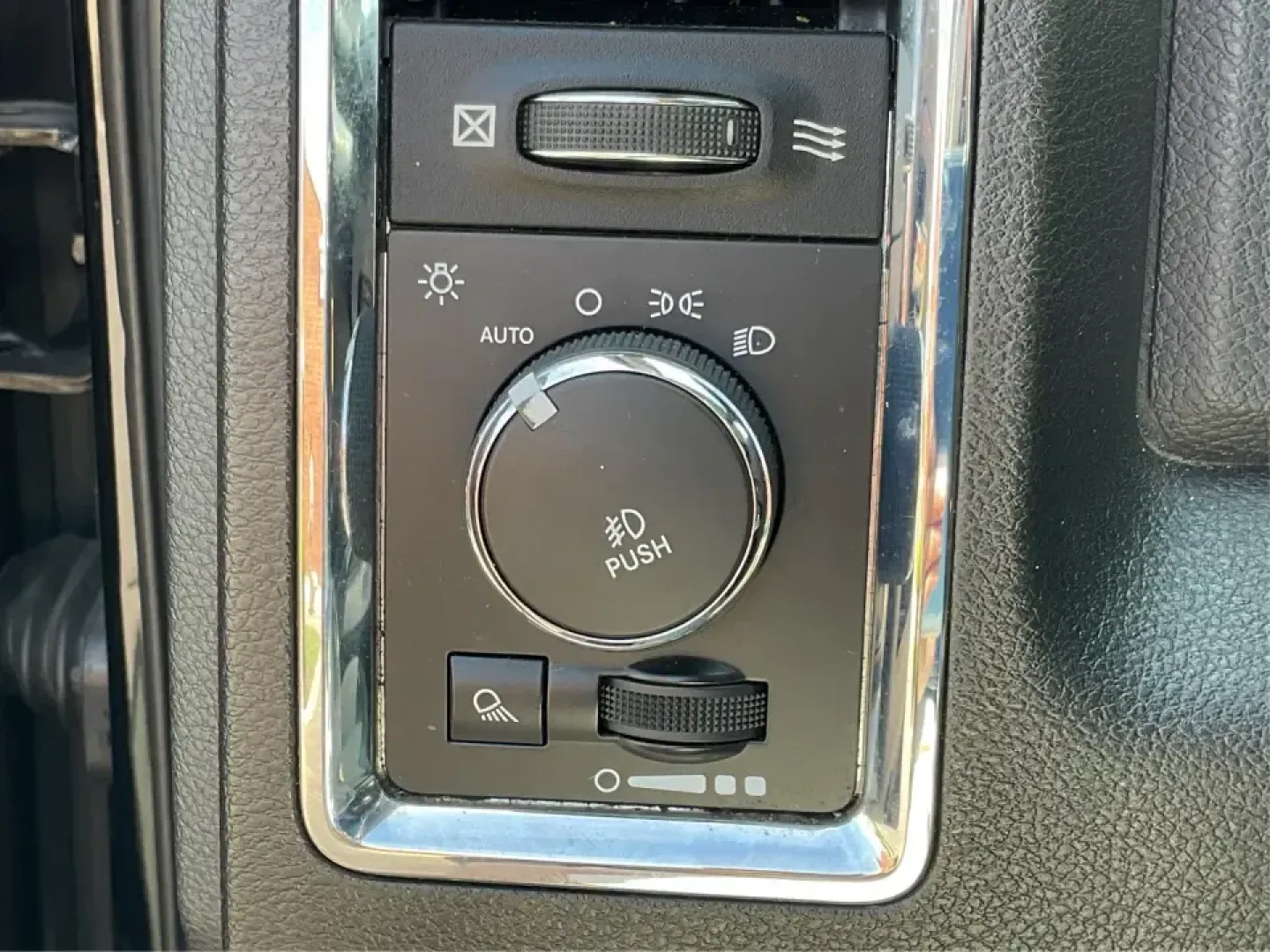 2015 Ram 1500 Laramie Crew Cab SWB 4WD (1C6RR7NT7FS) with an 5.7L V8 OHV 16V engine, 8-Speed Automatic transmission, located at 1184 Kauffman Ave, Fairborn, OH, 45324, (937) 908-9800, 39.807072, -84.030914 - **Unlock Your Weekend Adventures with the 2015 Ram 1500 Laramie Crew Cab 4WD at Jamestown Auto Sales!**<br /> <br /> Are you ready to elevate your lifestyle with a vehicle that combines power, comfort, and versatility? Look no further than this 2015 Ram 1500 Laramie Crew Cab SWB, the ultimate truck - Photo#17