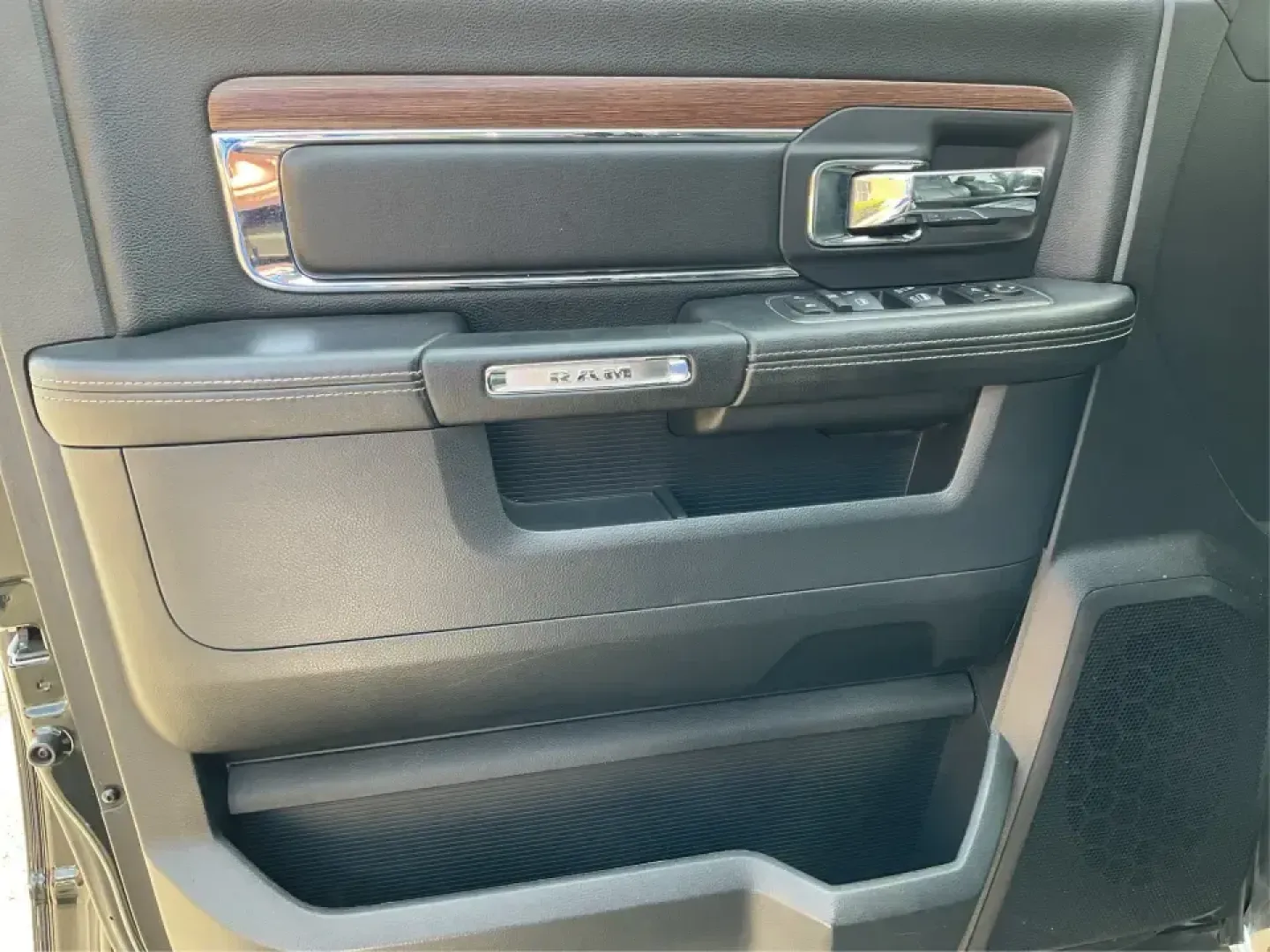 2015 Ram 1500 Laramie Crew Cab SWB 4WD (1C6RR7NT7FS) with an 5.7L V8 OHV 16V engine, 8-Speed Automatic transmission, located at 1184 Kauffman Ave, Fairborn, OH, 45324, (937) 908-9800, 39.807072, -84.030914 - **Unlock Your Weekend Adventures with the 2015 Ram 1500 Laramie Crew Cab 4WD at Jamestown Auto Sales!**<br /> <br /> Are you ready to elevate your lifestyle with a vehicle that combines power, comfort, and versatility? Look no further than this 2015 Ram 1500 Laramie Crew Cab SWB, the ultimate truck - Photo#19
