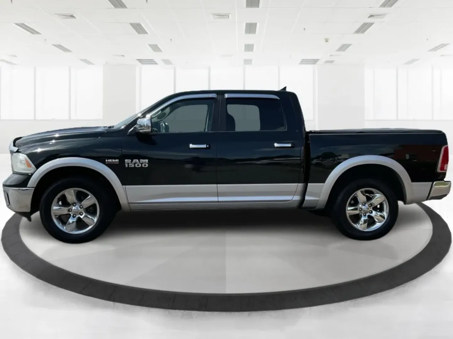 2015 Ram 1500 Laramie Crew Cab SWB 4WD (1C6RR7NT7FS) with an 5.7L V8 OHV 16V engine, 8-Speed Automatic transmission, located at 1951 S Dayton Lakeview Rd., New Carlisle, OH, 45344, (937) 908-9800, 39.890999, -84.050255 - **Unlock Your Weekend Adventures with the 2015 Ram 1500 Laramie Crew Cab 4WD at Jamestown Auto Sales!**<br /> <br /> Are you ready to elevate your lifestyle with a vehicle that combines power, comfort, and versatility? Look no further than this 2015 Ram 1500 Laramie Crew Cab SWB, the ultimate truck - Photo#5